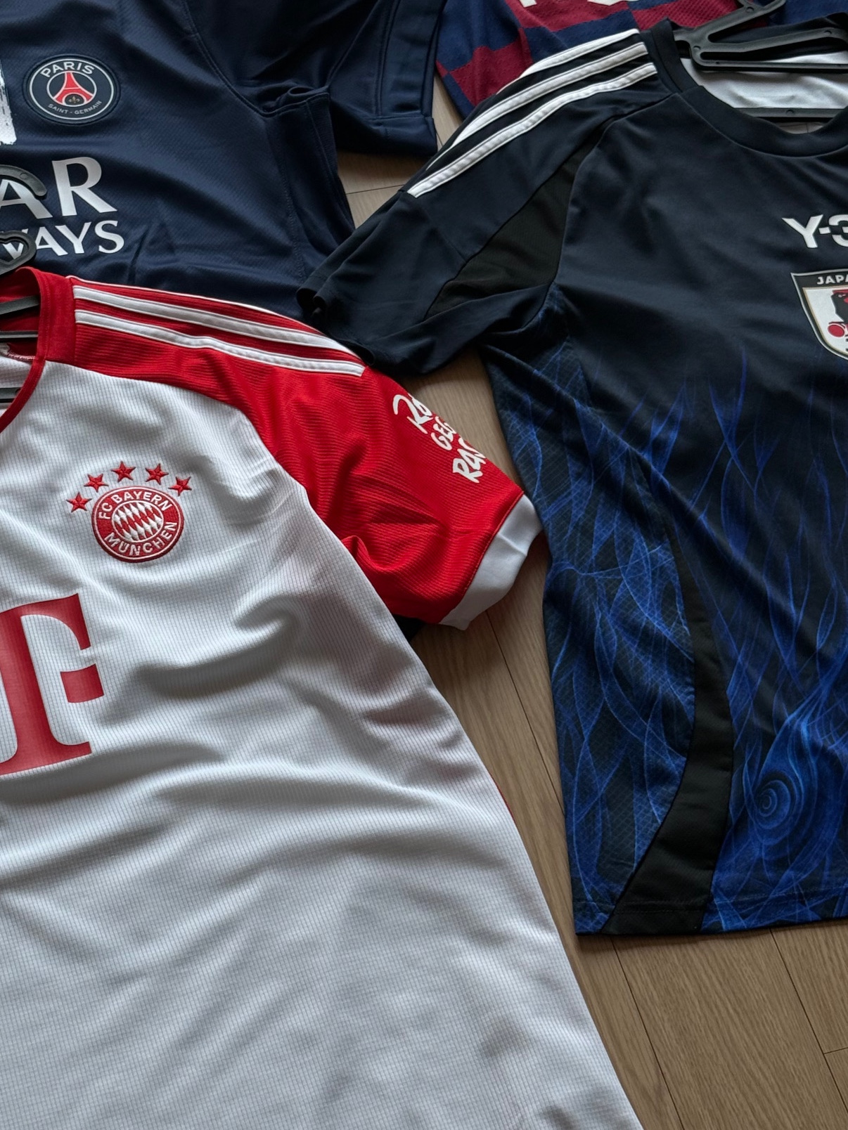 Over The Pitch 20242025 PSG Home Stadium Shirt, Adidas Bayern Munchen 2023/24 Home Jersey White Red - KR Sizing (Non Marking Ver.) 착용 스타일 - 1