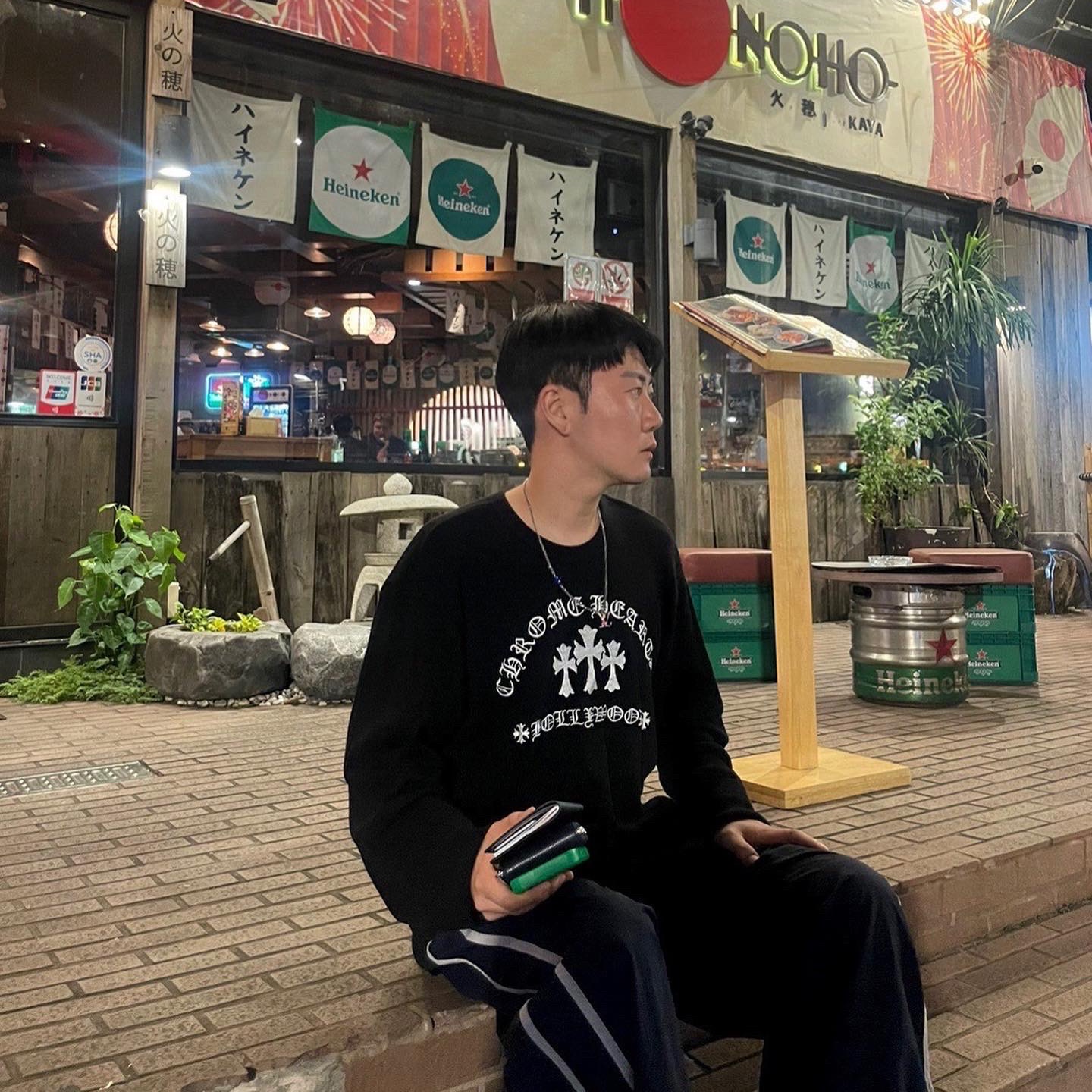 크롬하츠 세메터리 헐리우드 스웨트셔츠 블랙, 보테가 베네타 아이폰 14 프로 맥스 케이스 패러킷 착용 스타일 - 1
