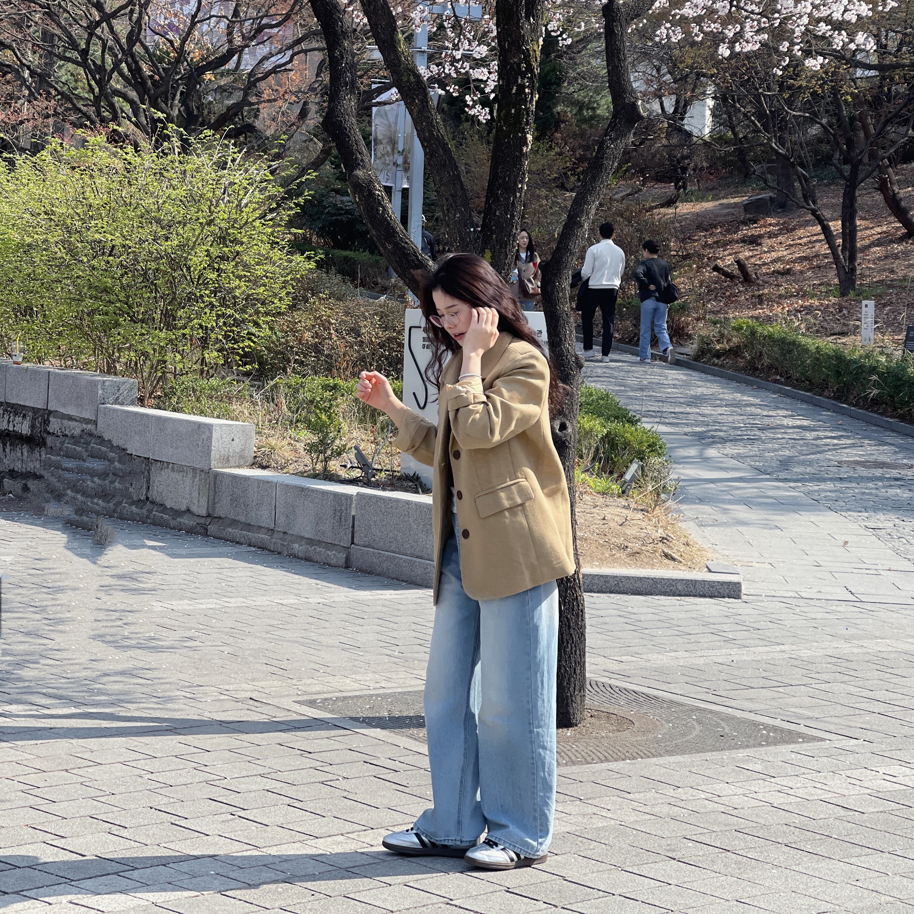 (W) 아디다스 삼바 OG 실버 메탈릭 코어 블랙 검 착용 스타일 - 3