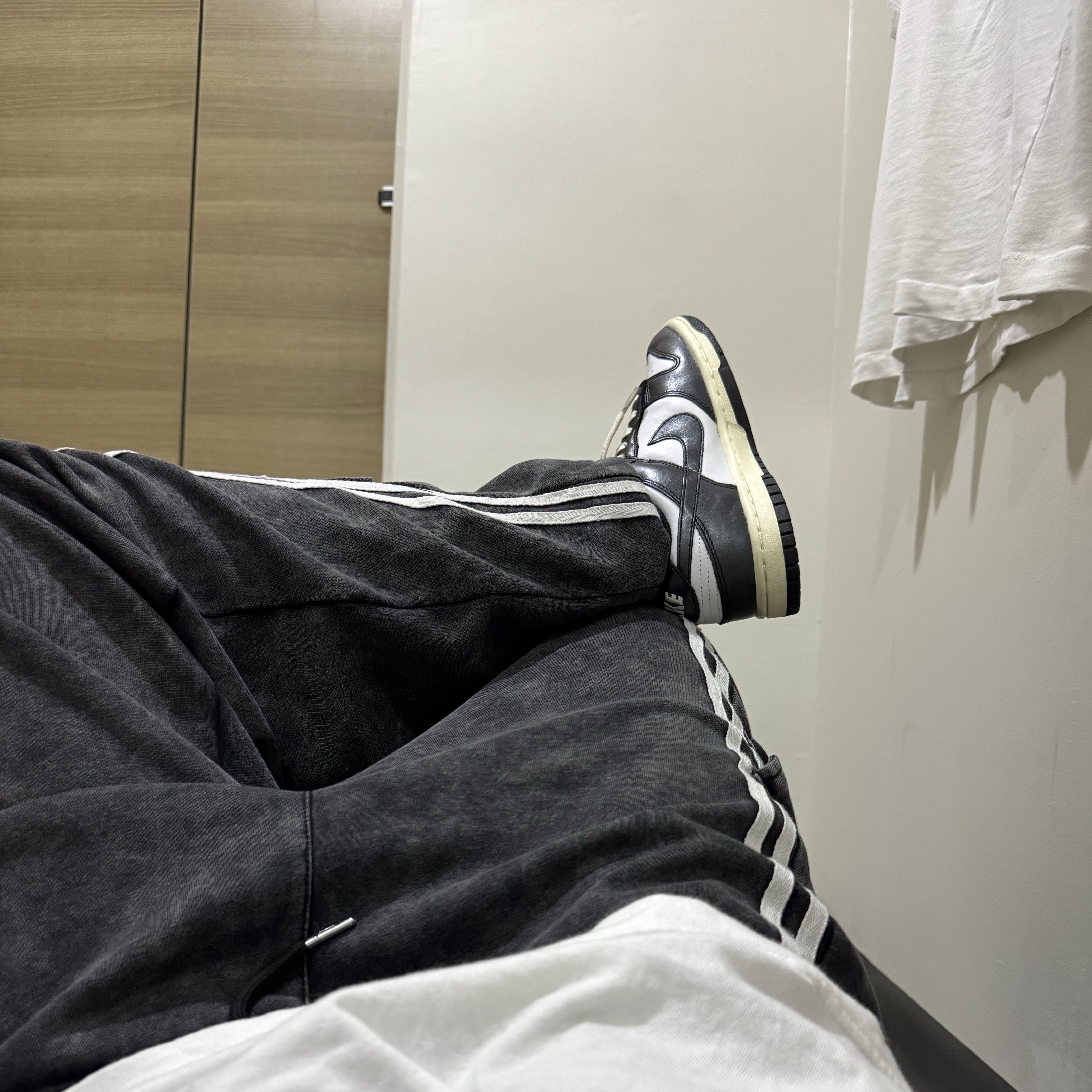 (W) Nike Dunk Low Vintage Black and White 착용 스타일 - 1