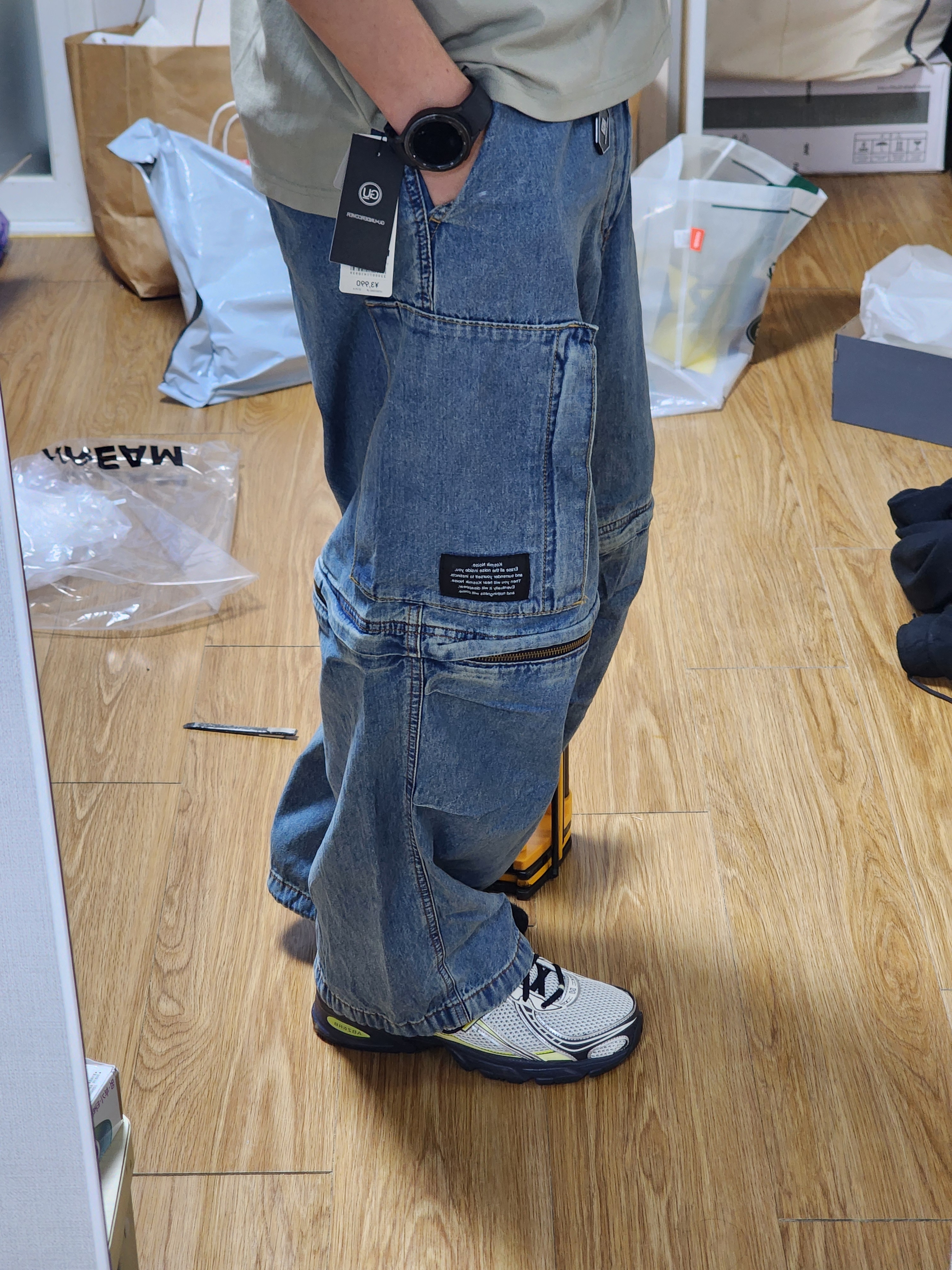New Balance 740v2 Sea Salt Phantom, GU x Undercover Denim Convertible Wide Cargo Pants Blue 착용 스타일