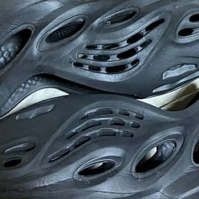Adidas Yeezy Foam RNNR Onyx 착용 스타일