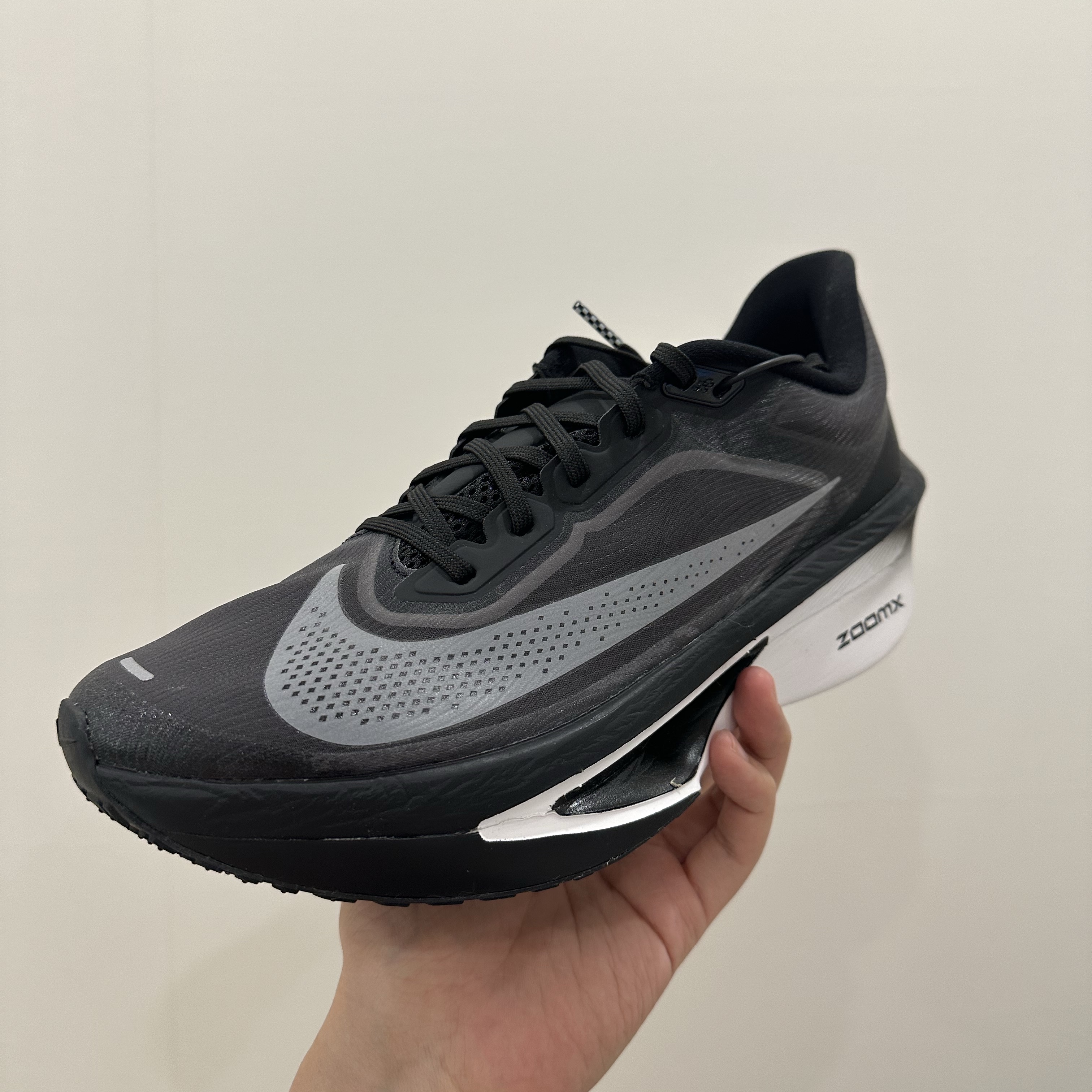 Nike Zoom Fly 6 Black Light Smoke Grey 착용 스타일 - 4