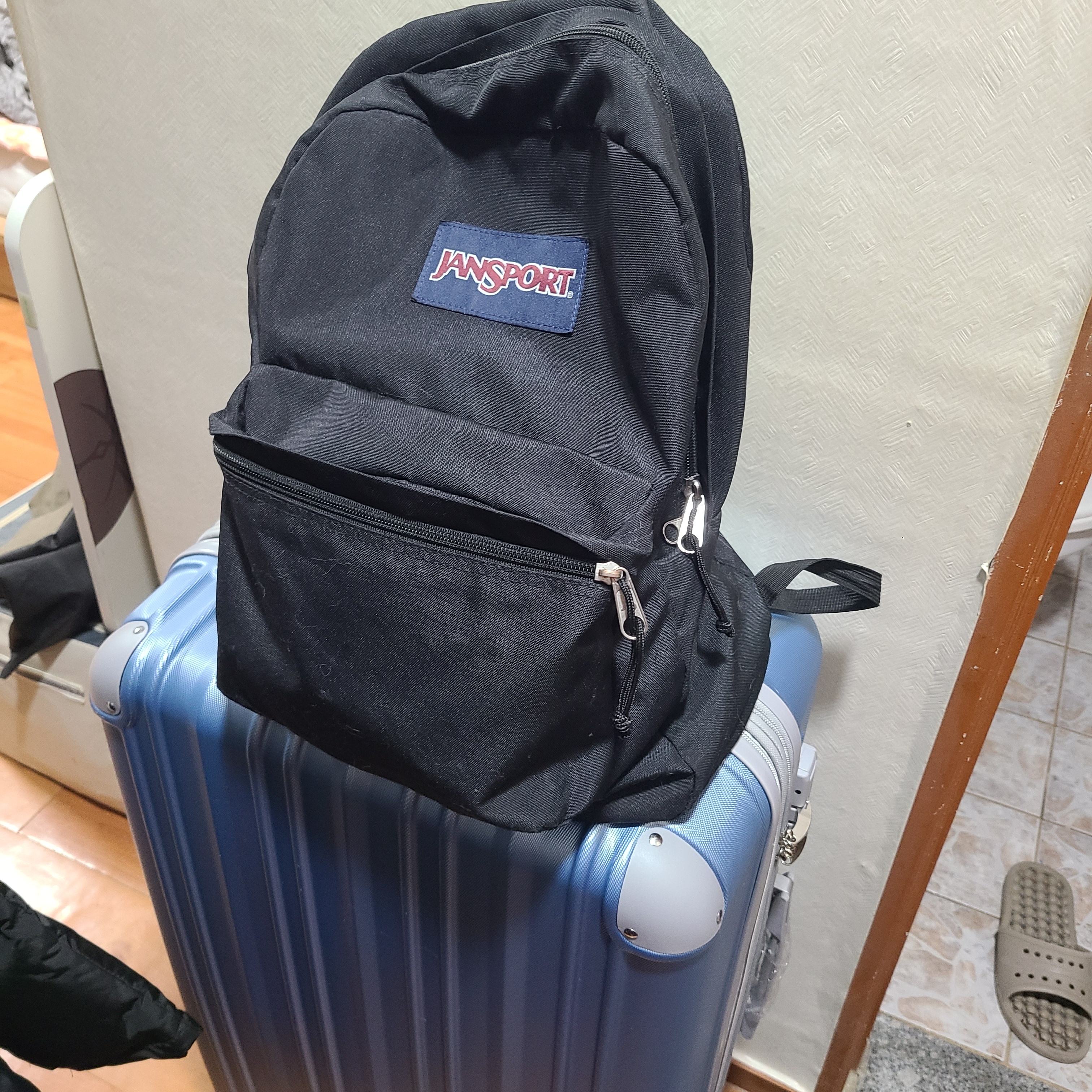 Stussy Basic Stussy Pigment Dyed T-Shirt Black 2024, Jansport Superbreak Backpack Black 착용 스타일 - 2