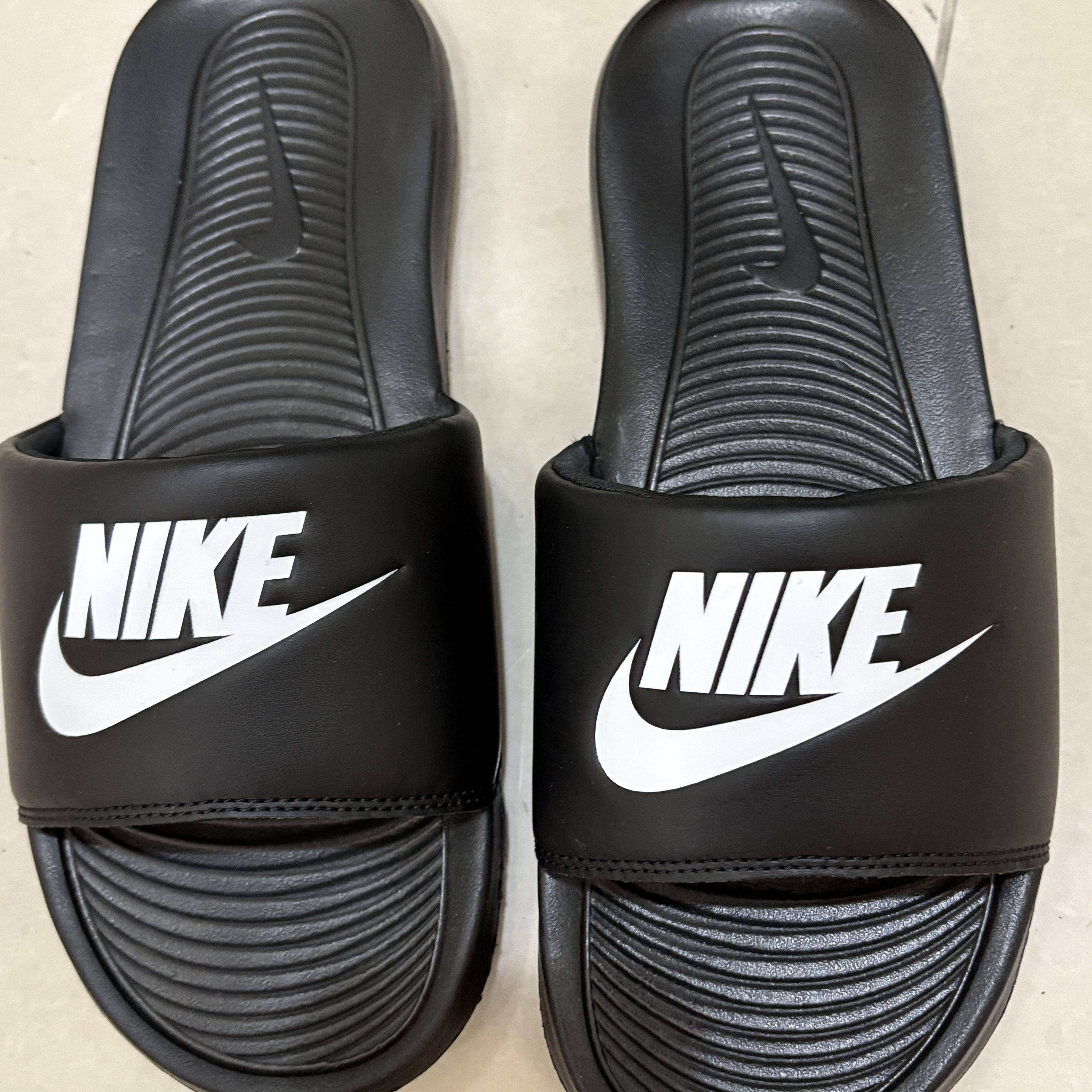 Nike Victori One Slide Black 착용 스타일