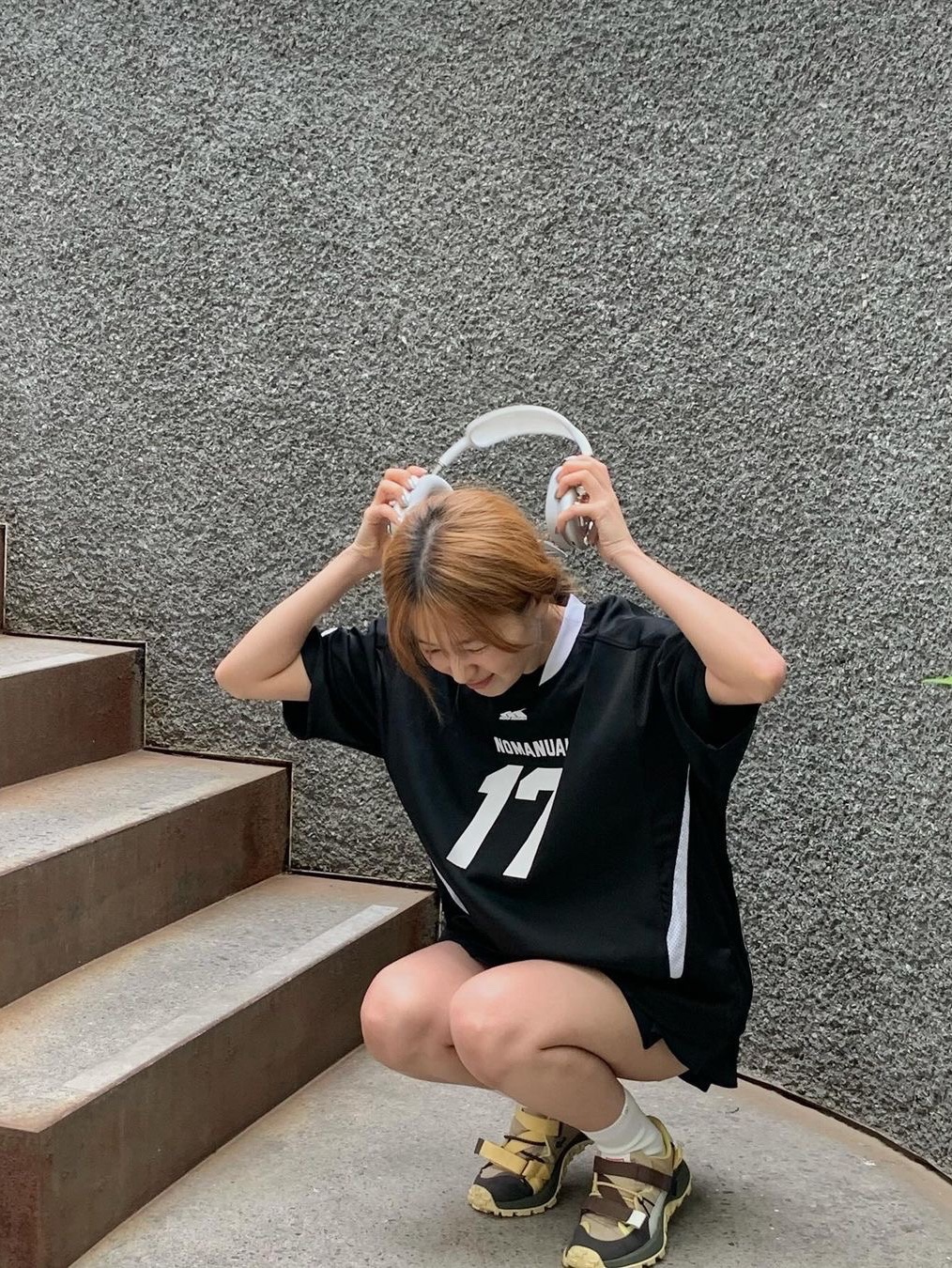 노메뉴얼 17 메쉬 블락 풋볼 저지 블랙, 애플 에어팟 맥스 라이트닝 실버 (국내 정식 발매 제품) 착용 스타일 - 1