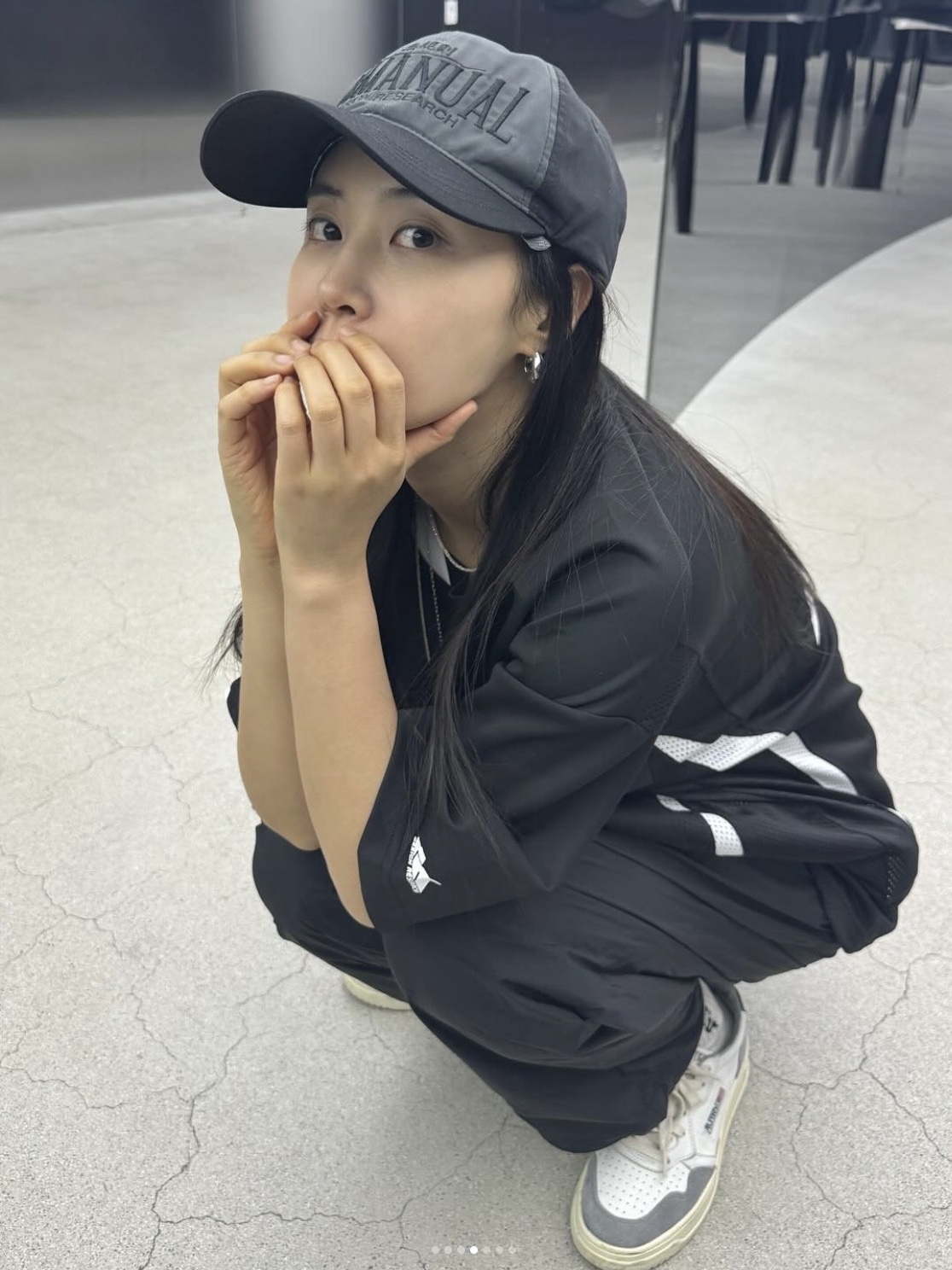 NOMANUAL 17 Mesh Block Football Jersey Black, NOMANUAL 2C Trucker Ball Cap Charcoal 착용 스타일 - 4
