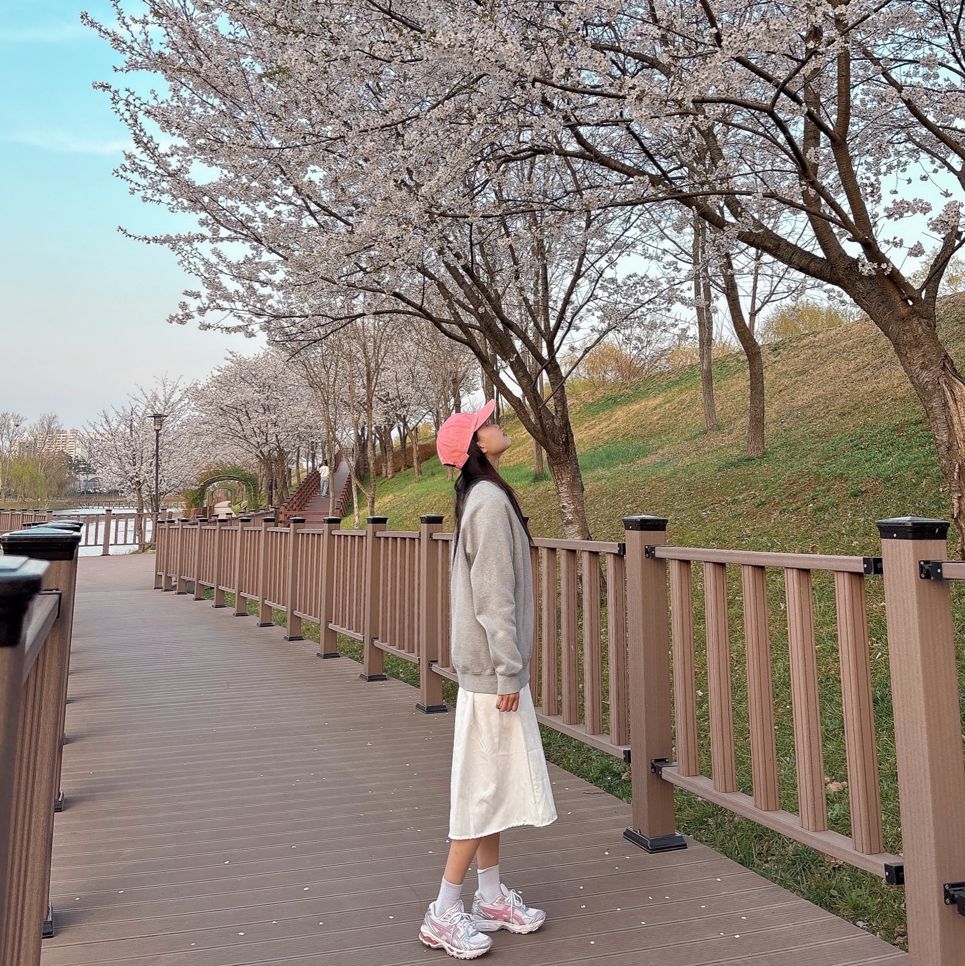 아식스 언리미티드 젤 카야노 14 화이트 펀, 슈프림 피그먼트 S 로고 6-패널 브라이트 핑크 - 24FW 착용 스타일 - 2