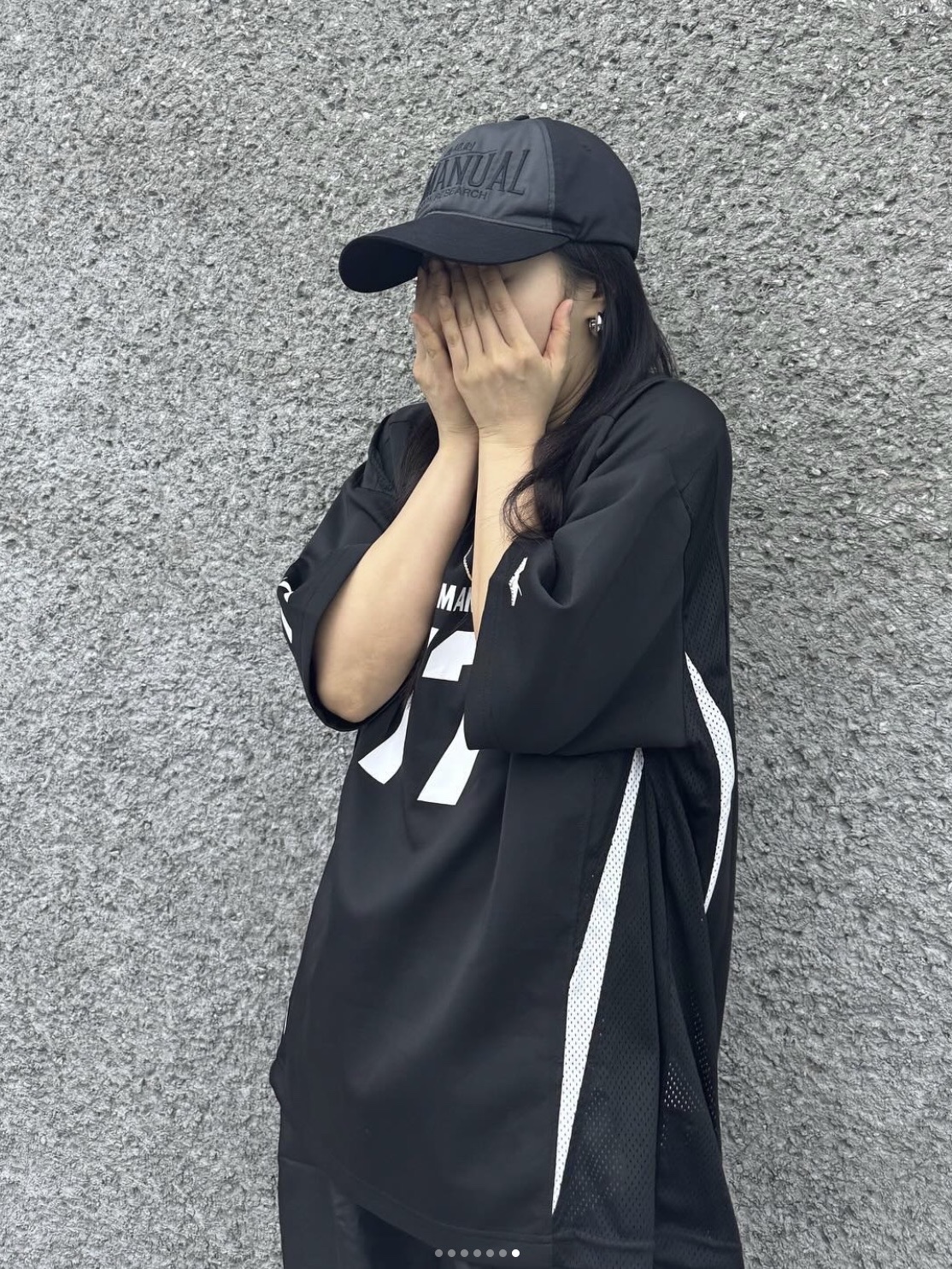NOMANUAL 17 Mesh Block Football Jersey Black, NOMANUAL 2C Trucker Ball Cap Charcoal 착용 스타일 - 7