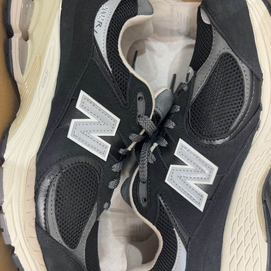 New Balance 2002R Premium Vintage Black 착용 스타일