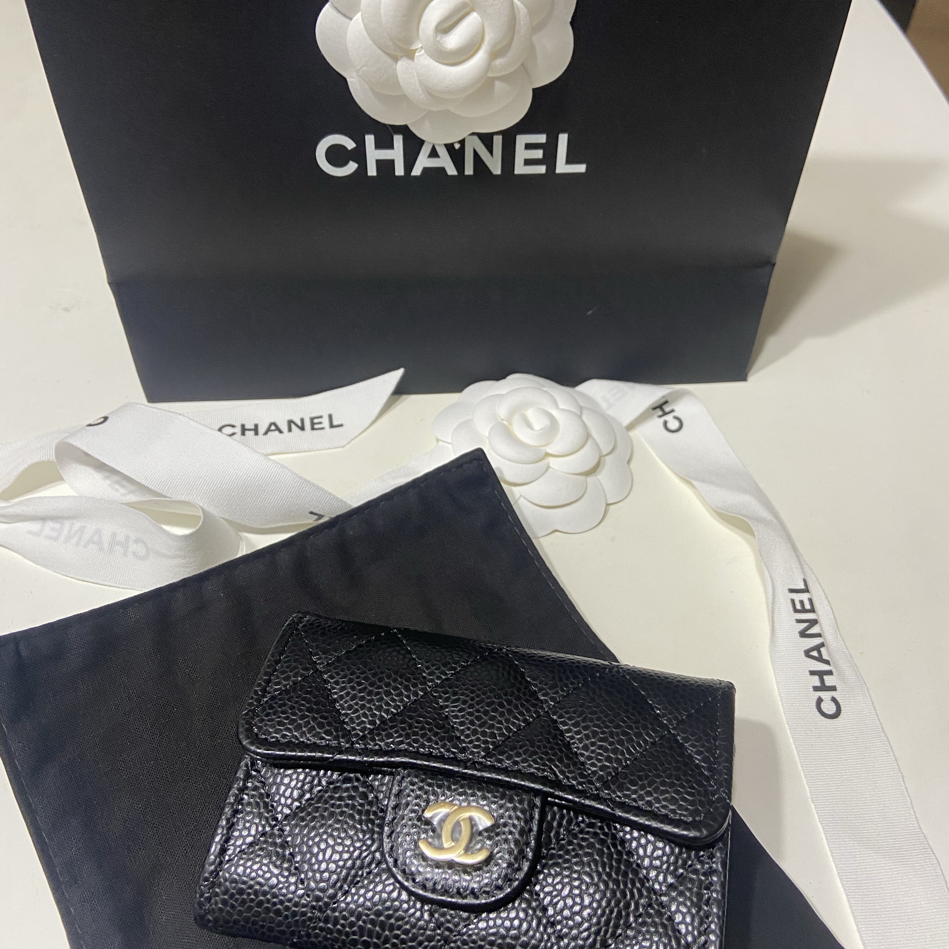 Chanel Classic Card Holder Grained Calfskin & Gold Black 착용 스타일