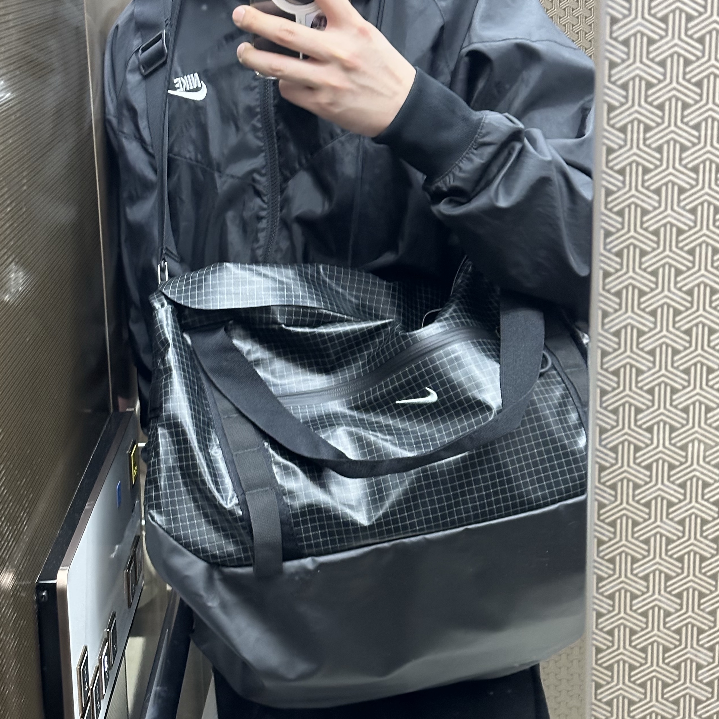 Nike Hike Duffel Bag 50L Black Light Smoke Grey 착용 스타일 - 3