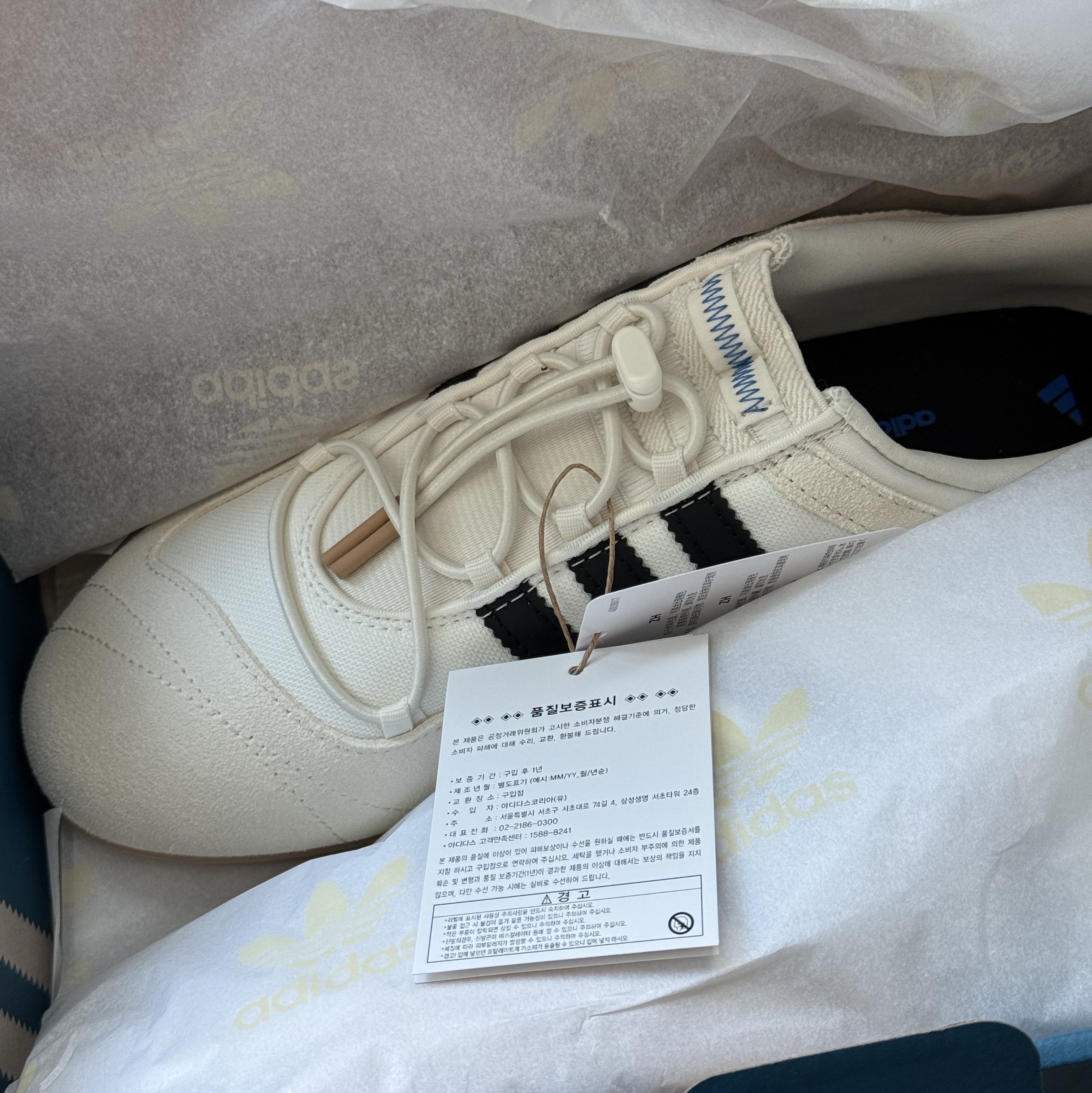 Adidas x Bad Bunny Ballerina Off White Core Black 착용 스타일 - 1
