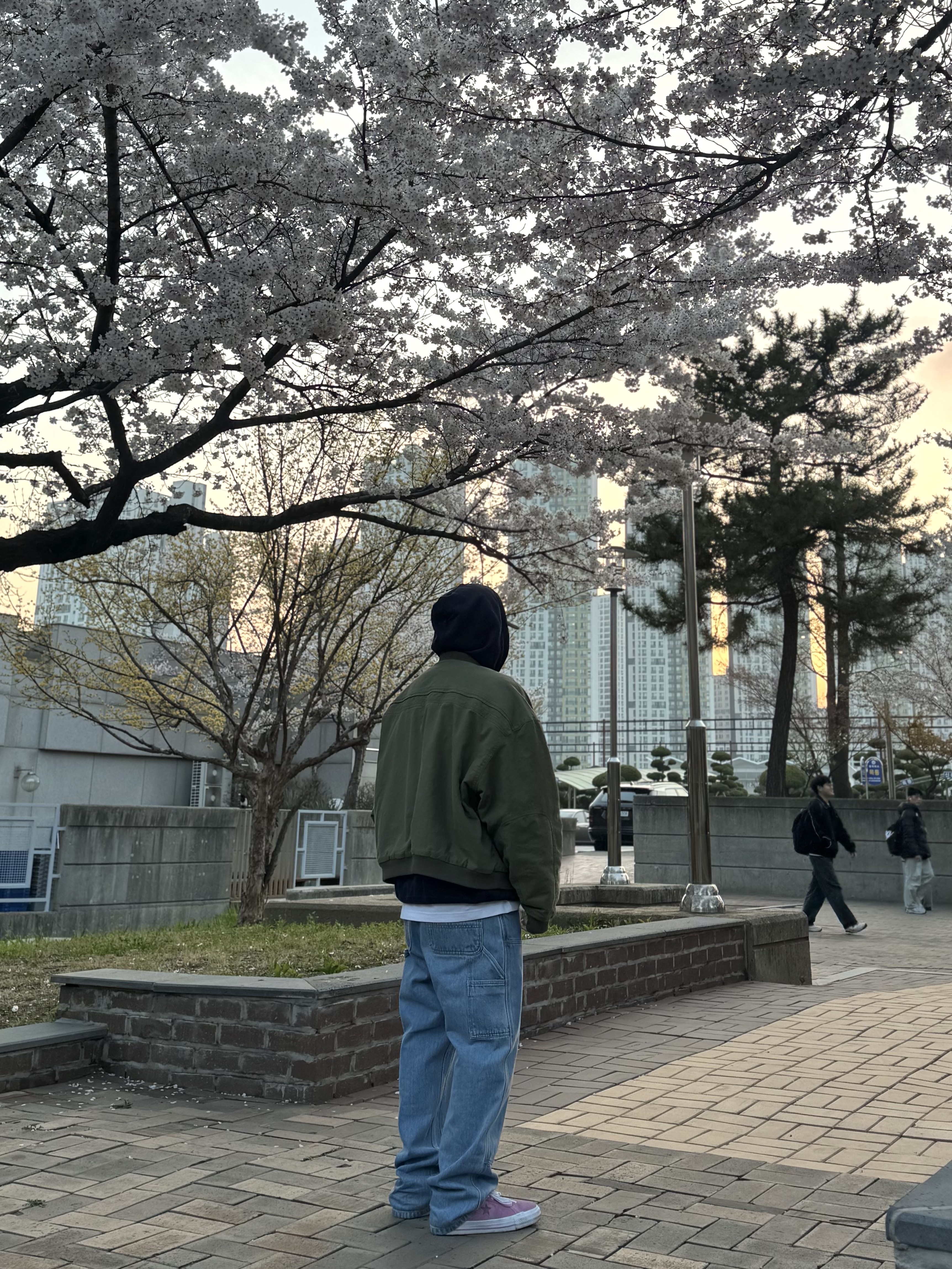 논노드 서퍼 다이 서지 봄버 자켓 빈티지 카키, 칼하트 WIP 스미스 데님 더블 니 팬츠 블루 스톤 블리치드 착용 스타일 - 1