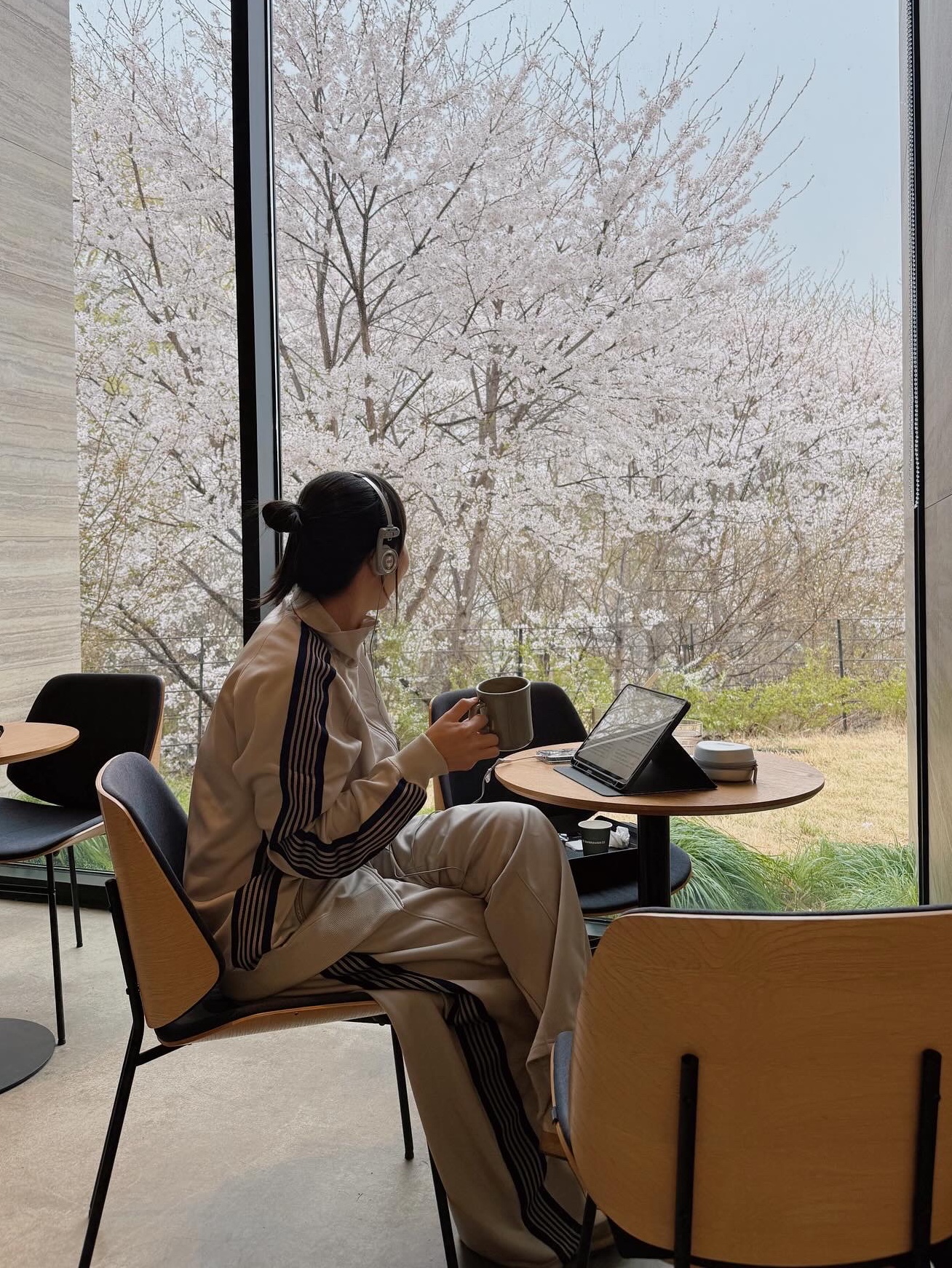 니들스 x TW 트랙 자켓 베이지 네이비, 니들스 x TW H.D. 트랙 팬츠 베이지 네이비 착용 스타일