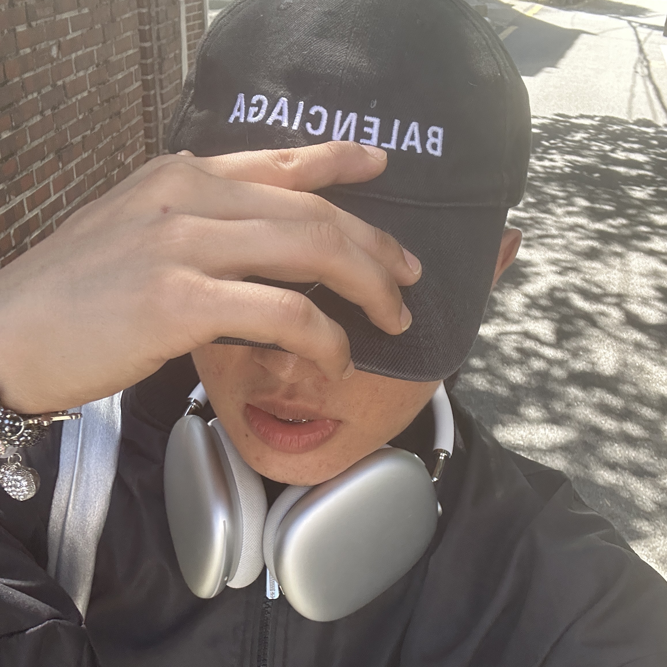 Balenciaga Logo Cap Black, Apple AirPods Max Lightning Silver (Korean Ver.) 착용 스타일