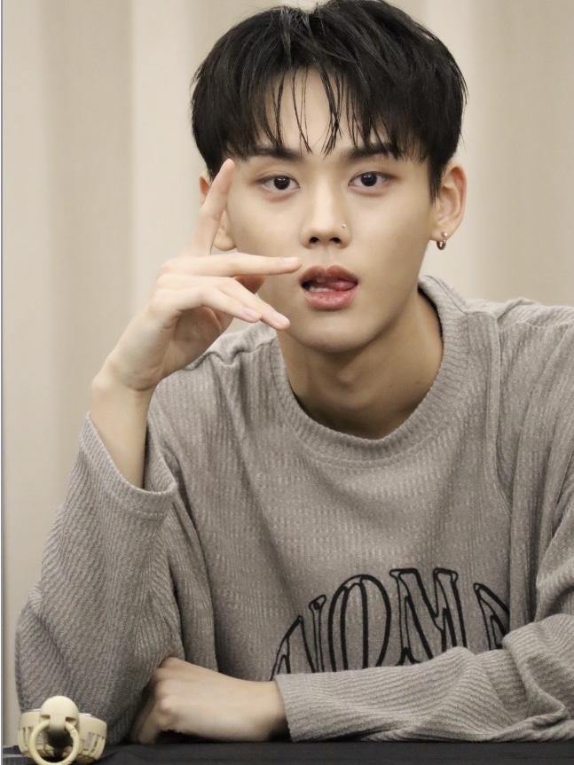 NOMANUAL S.N.A Knit Long Sleeve Oatmeal 착용 스타일
