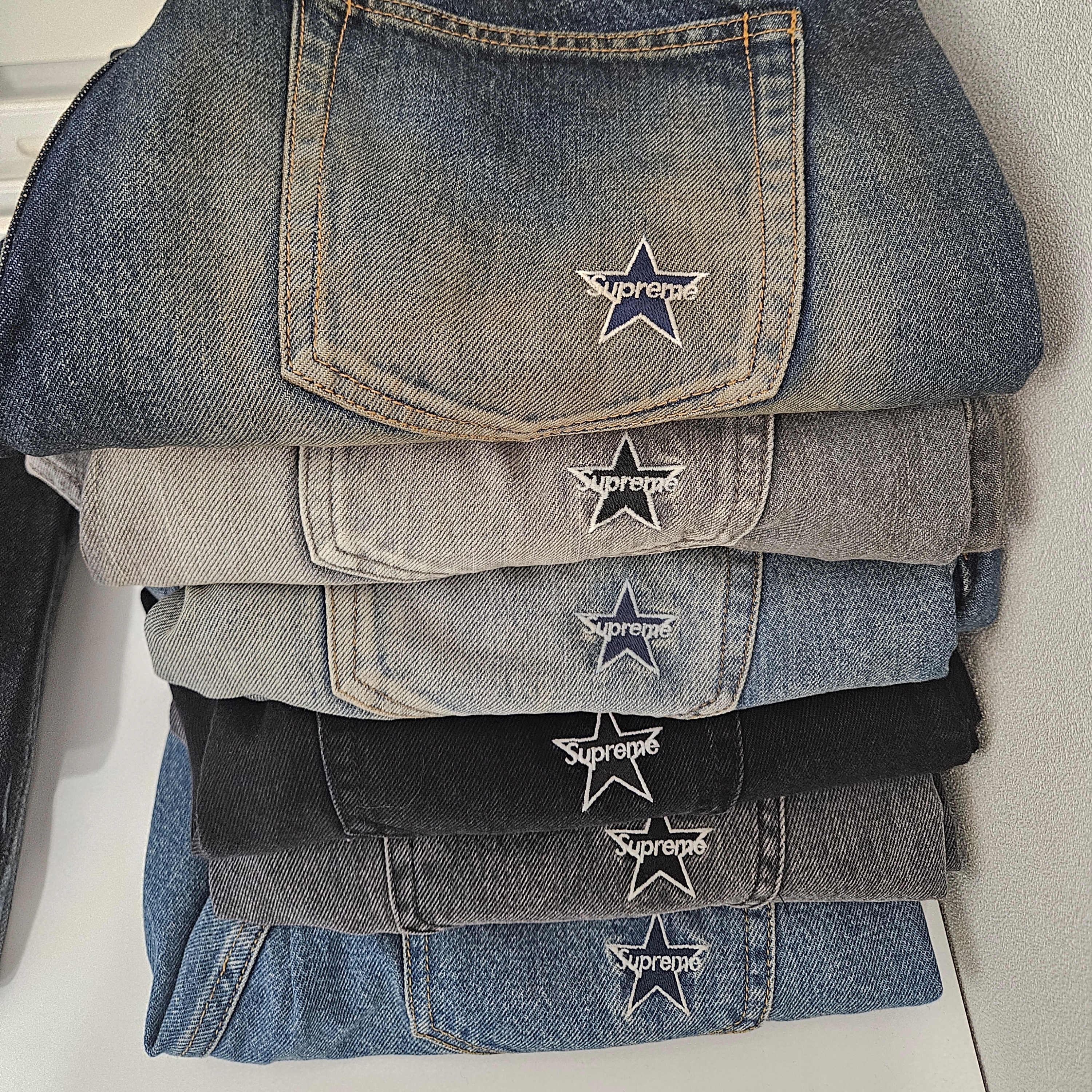 Supreme Distressed Loose Fit Selvedge Jean Washed Indigo - 25SS, Supreme Distressed Loose Fit Selvedge Jean Washed Grey - 25SS 착용 스타일