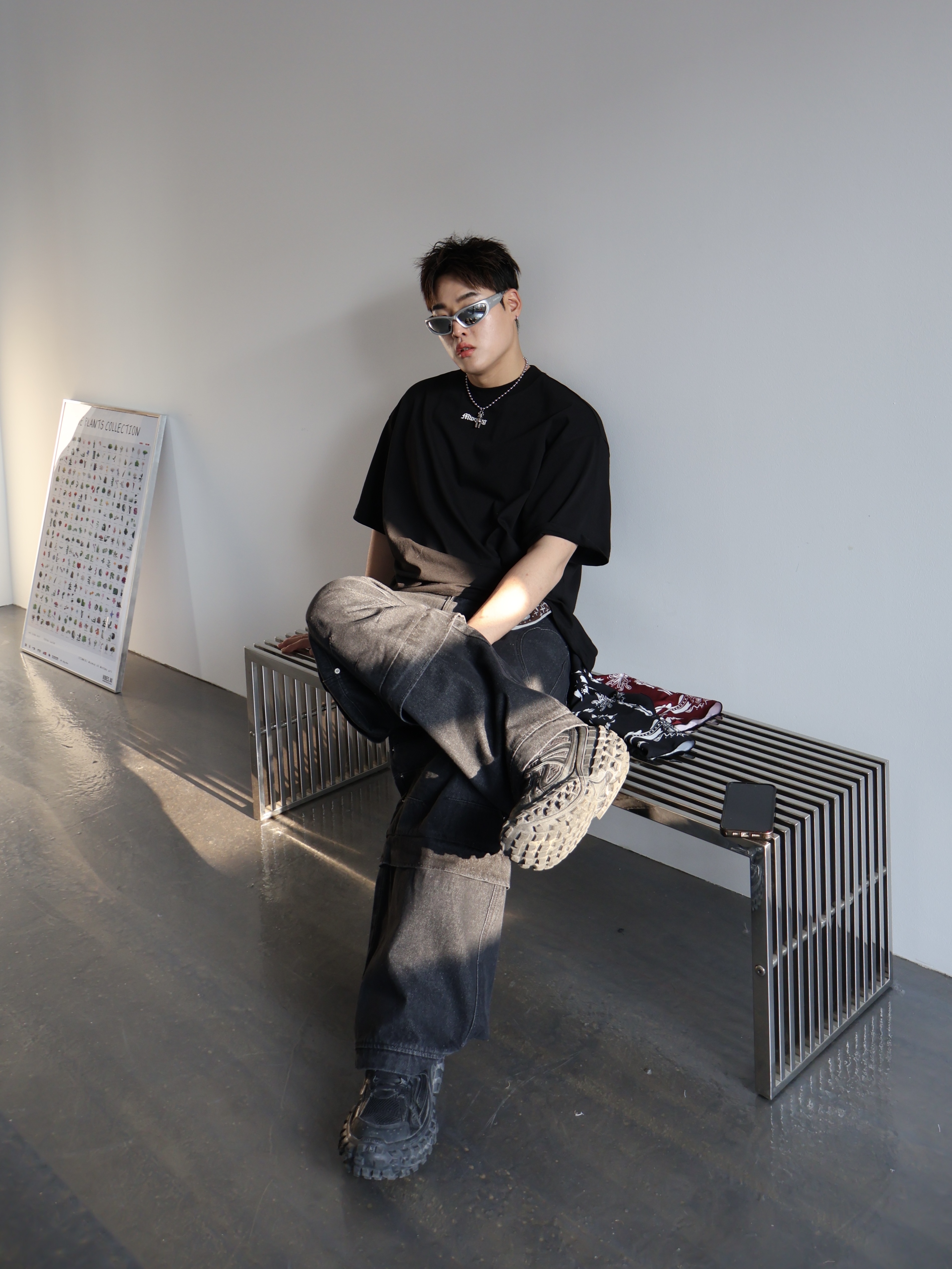 발렌시아가 디펜더 스니커즈 블랙 착용 스타일 - 2