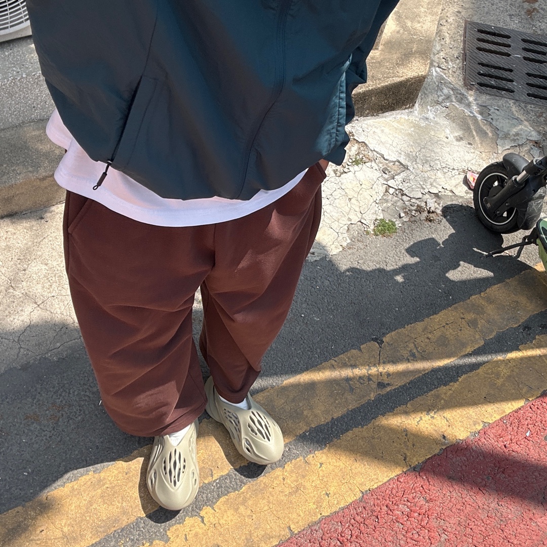 아디다스 이지 폼 러너 스톤 솔트 착용 스타일