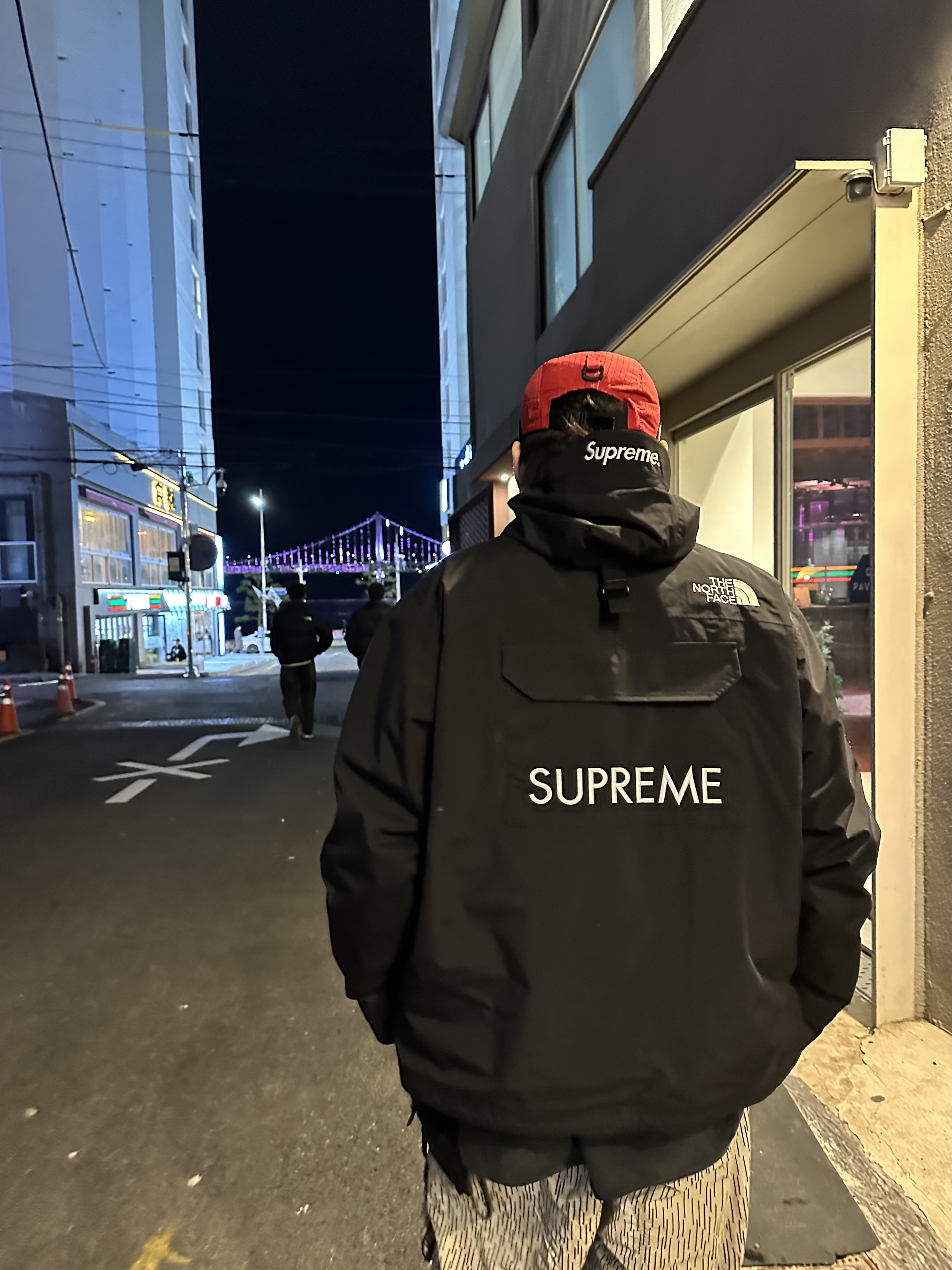 Supreme x The North Face Cargo Jacket Black - 20SS, Stone Island 306E2 Naslan Light Rain Camo Print Cargo Pants Ecru - 21FW 착용 스타일 - 1
