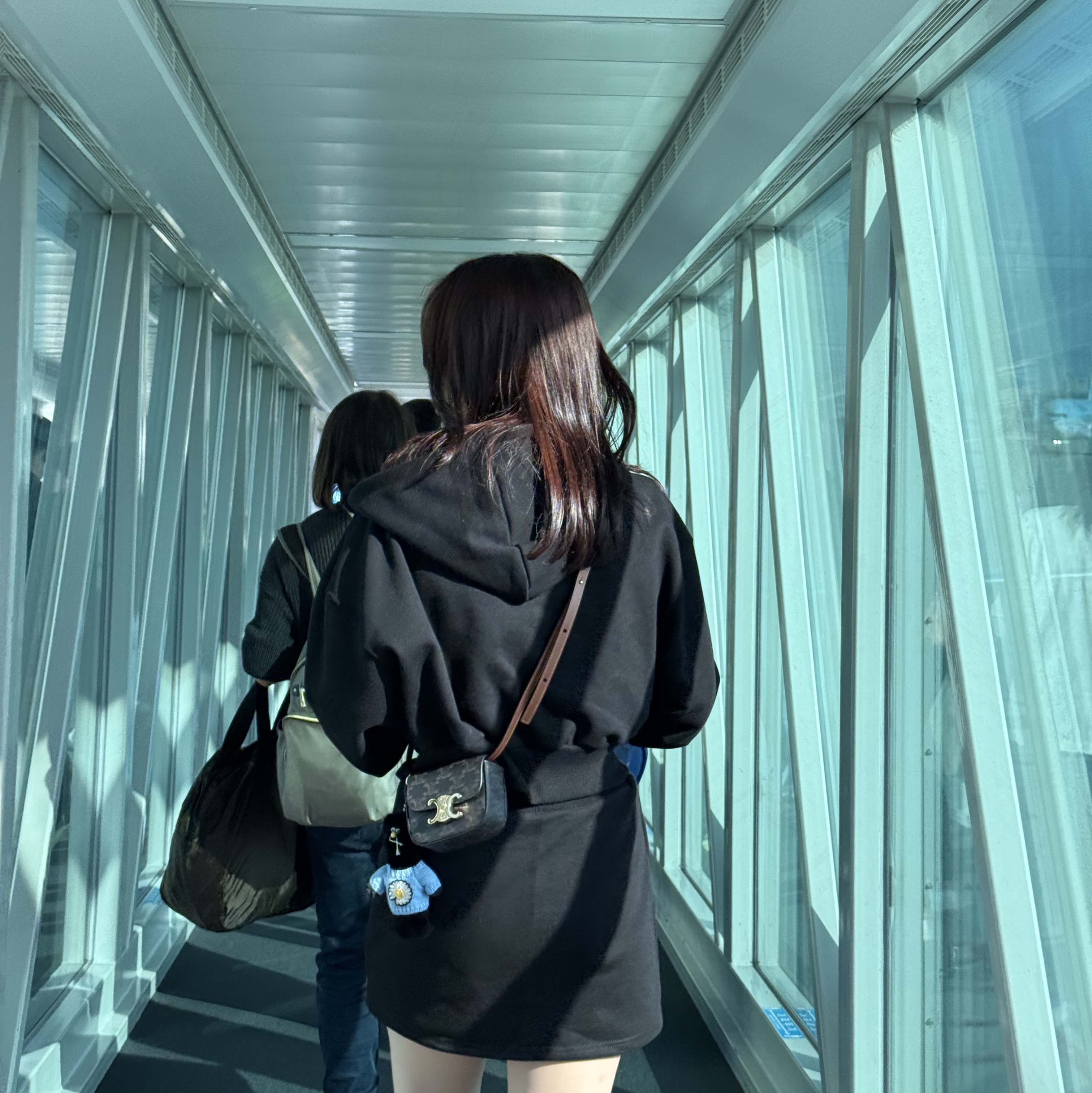 셀린느 미니 클로드 트리옹프 캔버스 카프스킨 탄, 모남희 x 피스마이너스원 데희 플러시 키링 착용 스타일 - 1