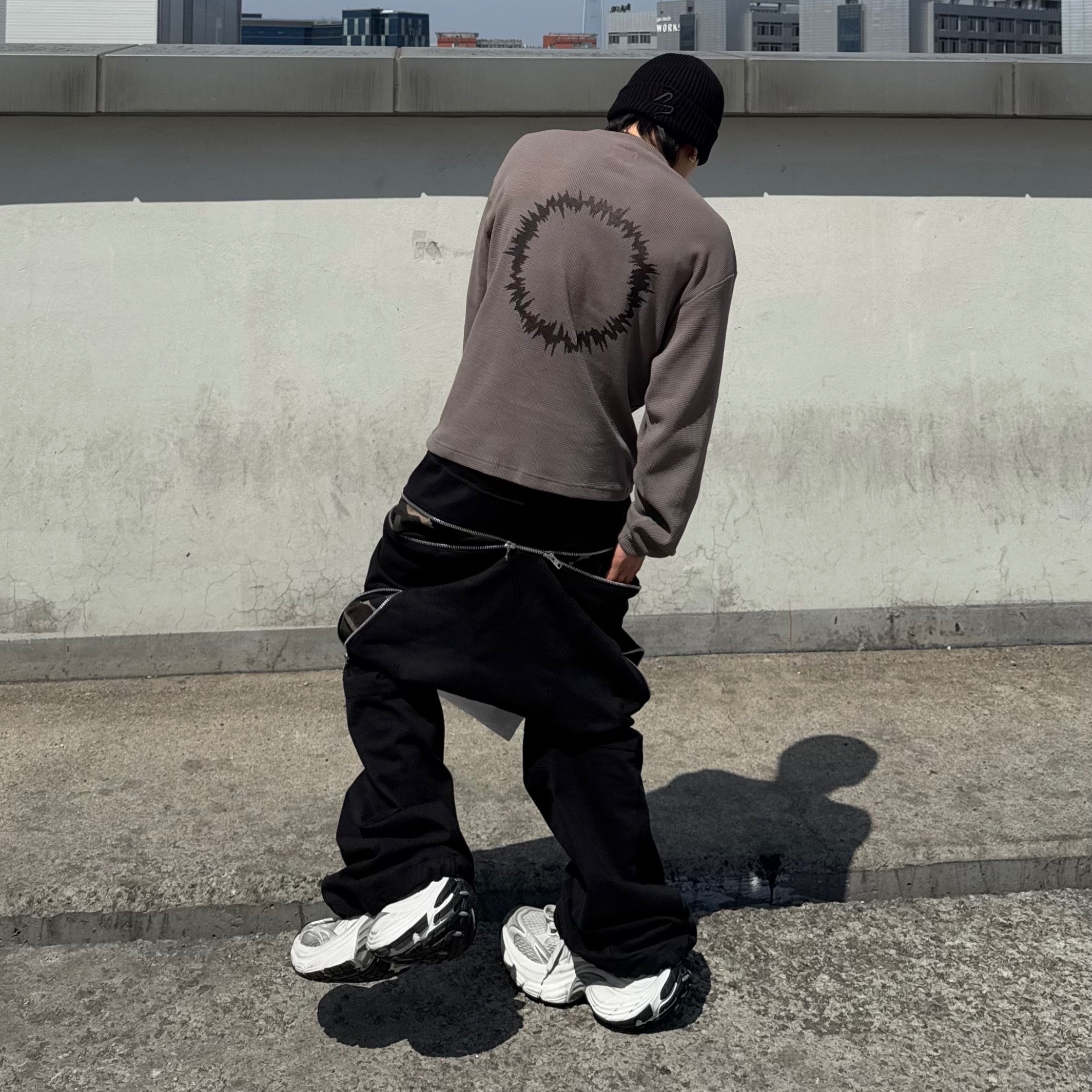 발렌시아가 10XL 스니커즈 화이트 그레이 실버 블랙 착용 스타일 - 4