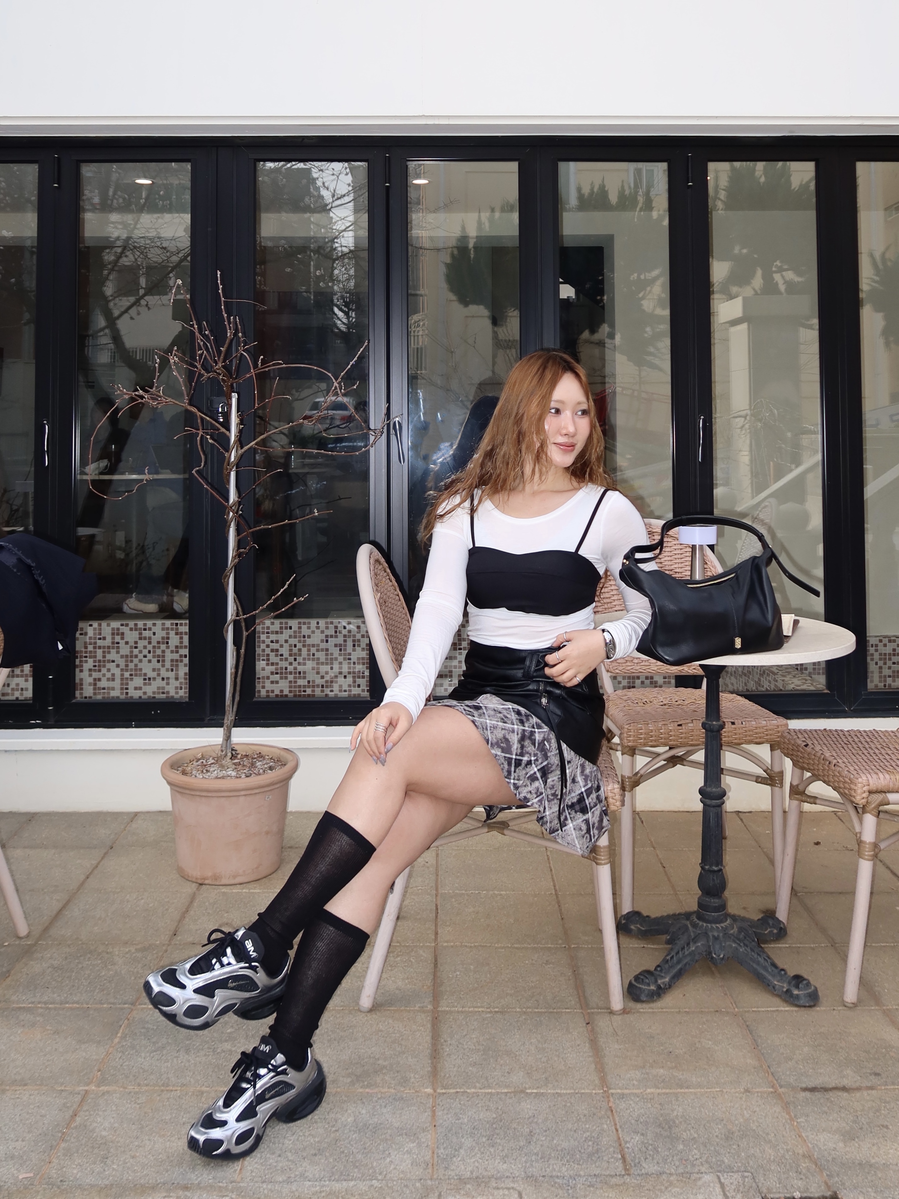 (W) Nike Air Max Muse Black and Metallic Silver 착용 스타일 - 4