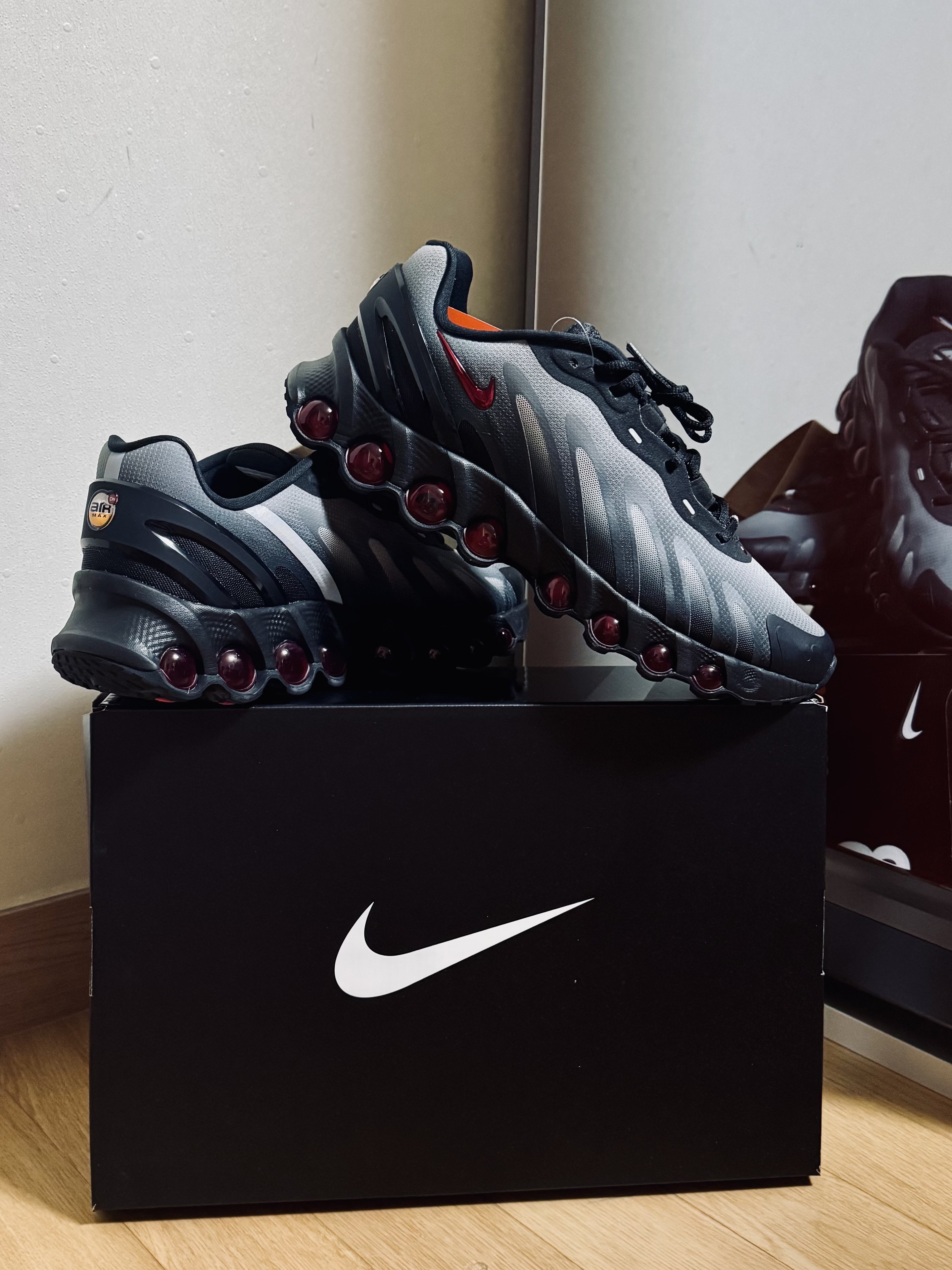 Nike Air Max Dn8 Black Gym Red, Nike Air Max Dn8 Black Anthracite 착용 스타일