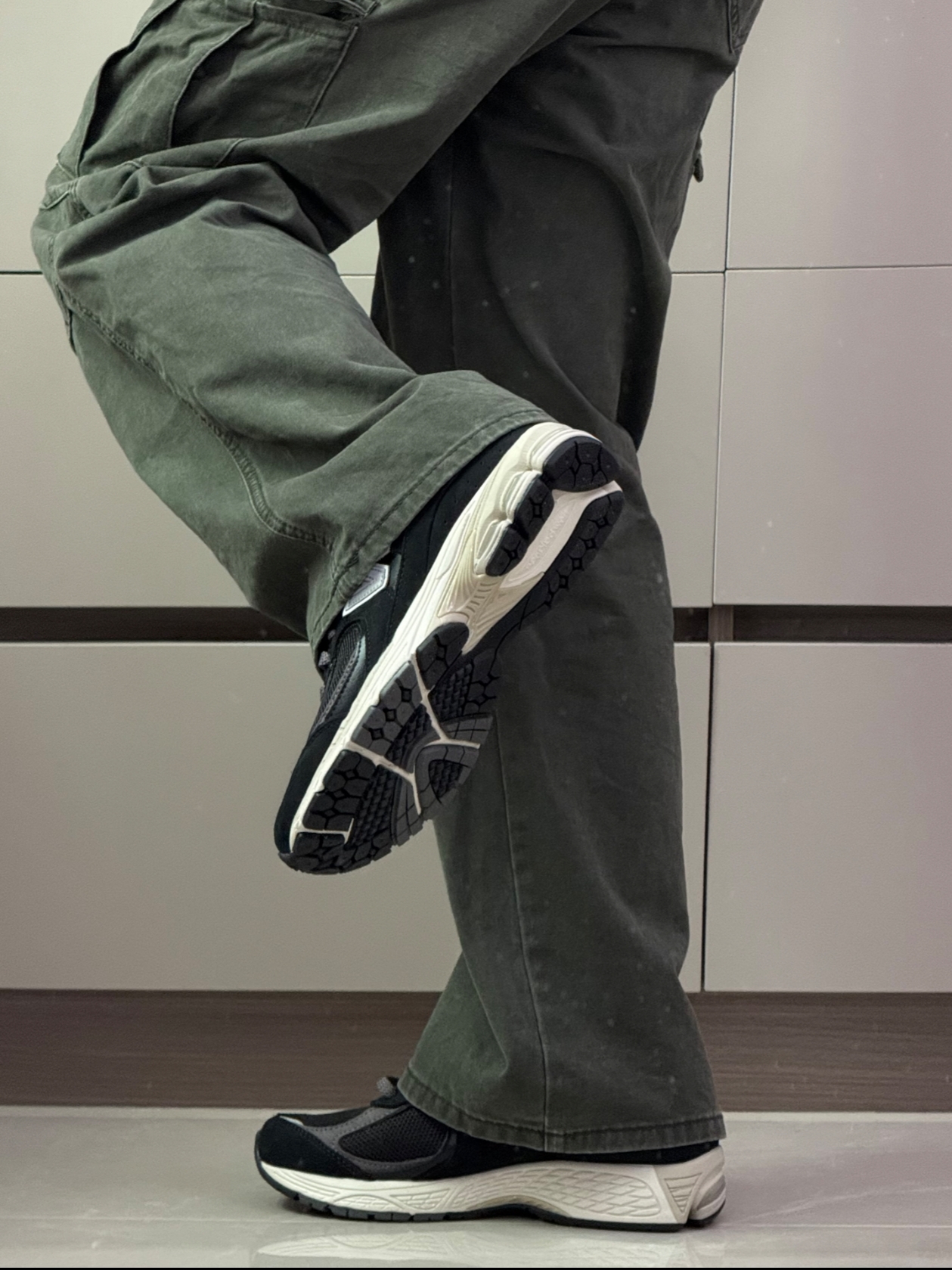 New Balance 2002R Premium Vintage Black 착용 스타일 - 1