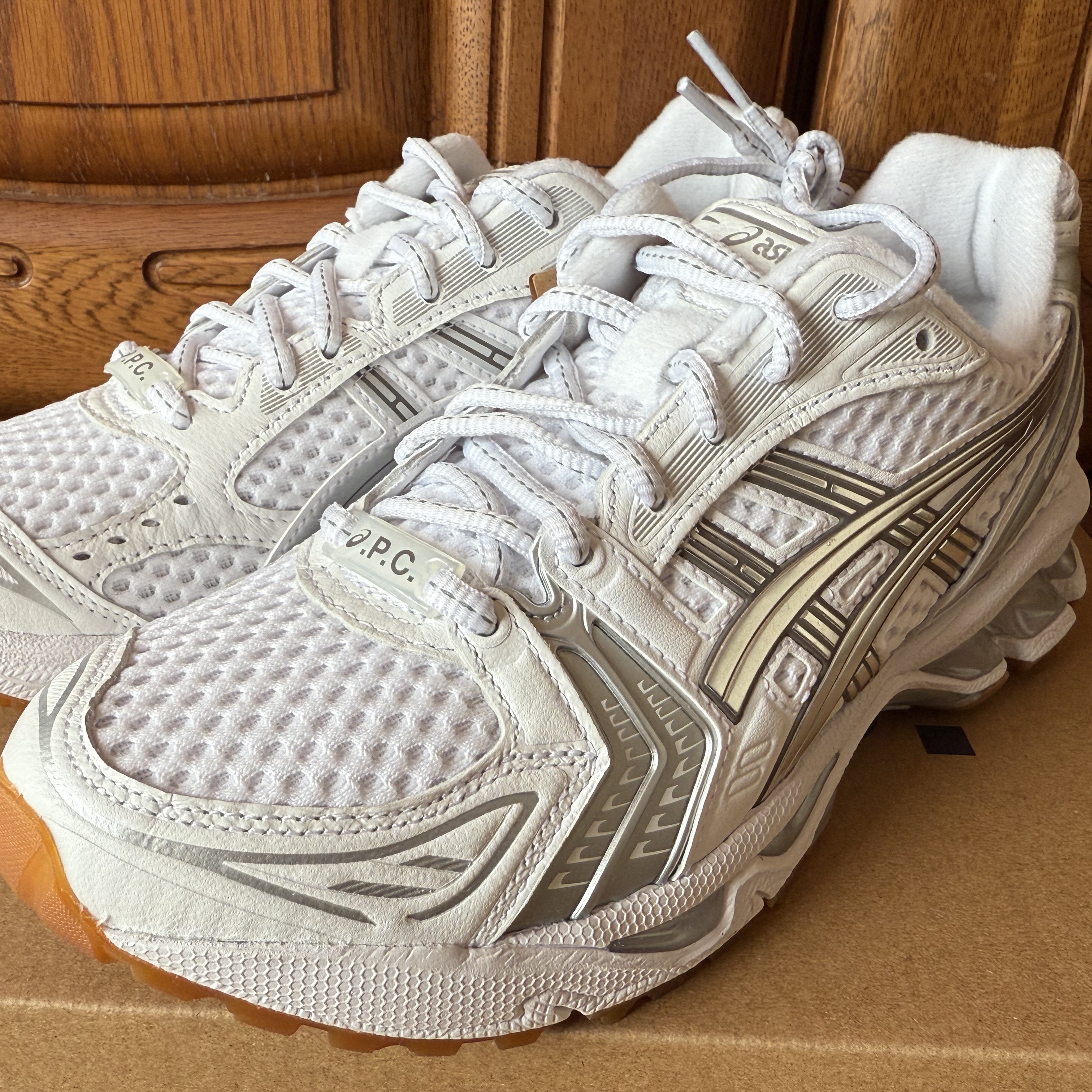 Asics x A.P.C. Gel-Kayano 14 White Pure Silver 착용 스타일 - 1