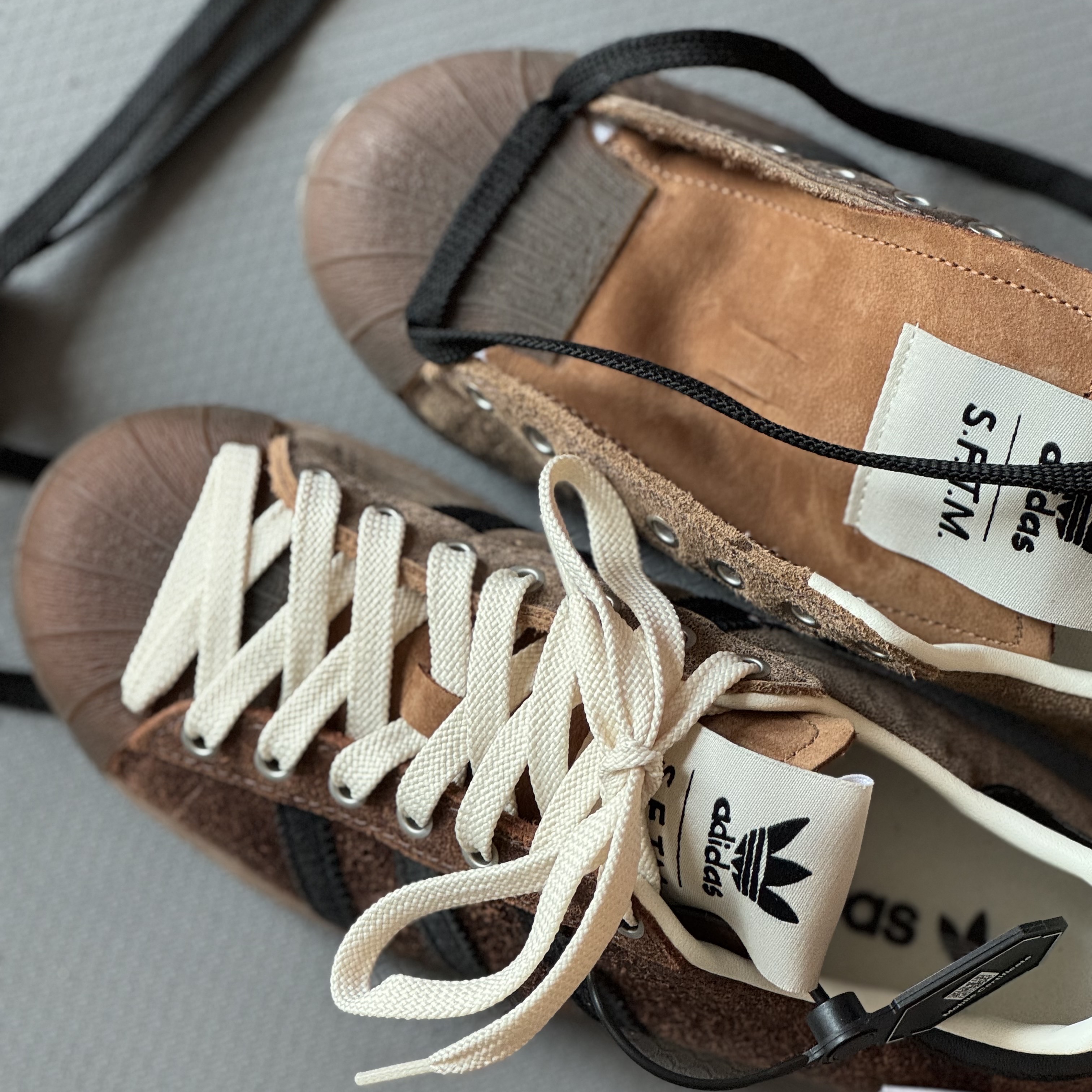 Adidas x Song for the Mute Superstar 82 Khaki Core Black 착용 스타일 - 3