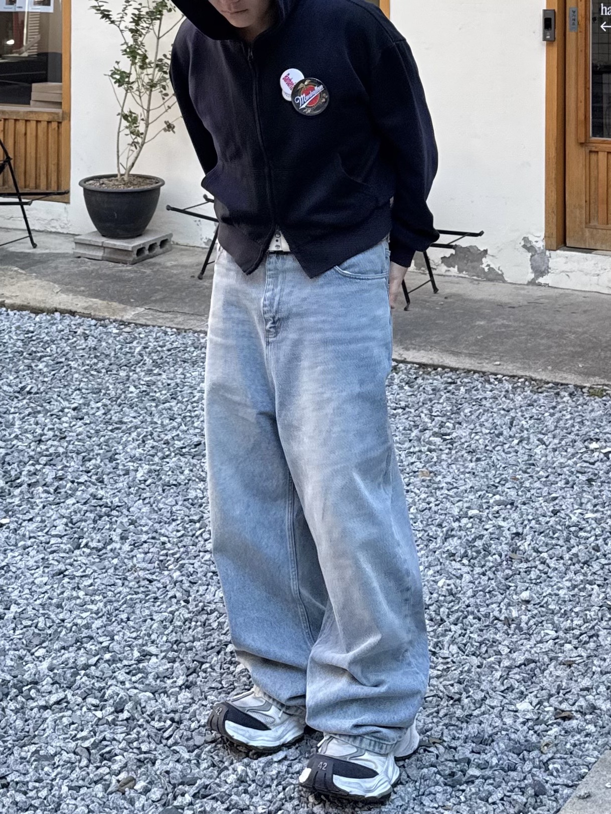 NOD Wide Baggy Denim pants Light blue, Balenciaga Cargo Sneakers White Grey 착용 스타일 - 4