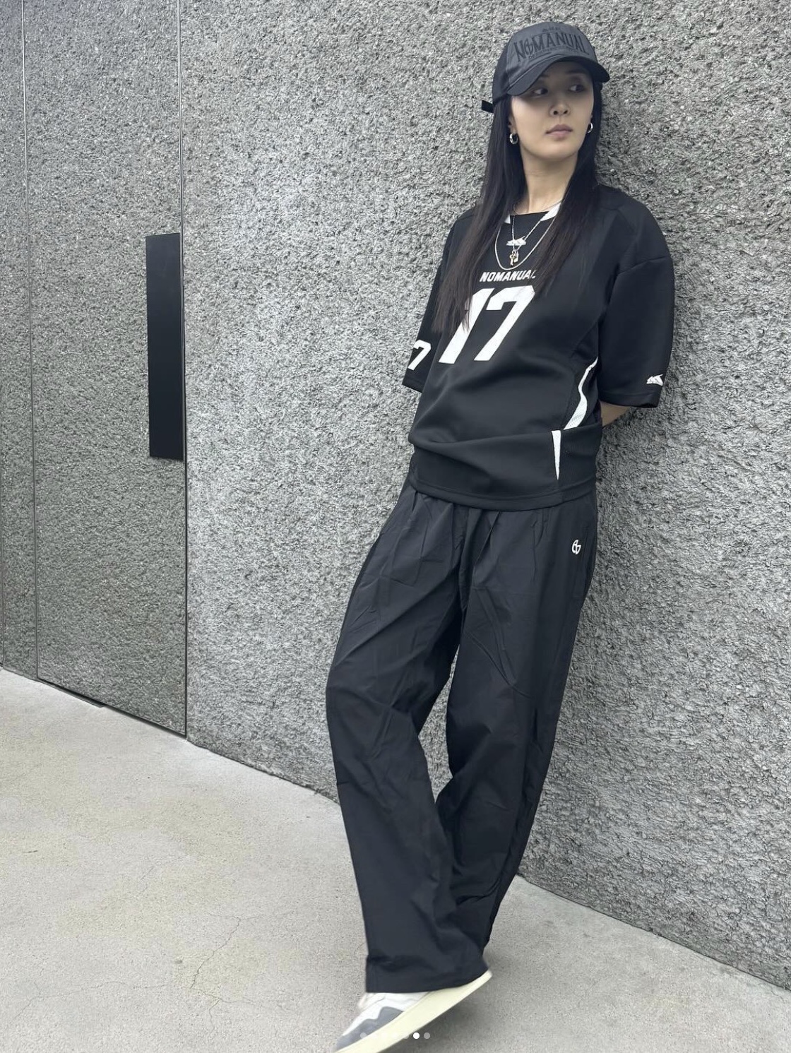 NOMANUAL 17 Mesh Block Football Jersey Black, NOMANUAL 2C Trucker Ball Cap Charcoal 착용 스타일 - 6