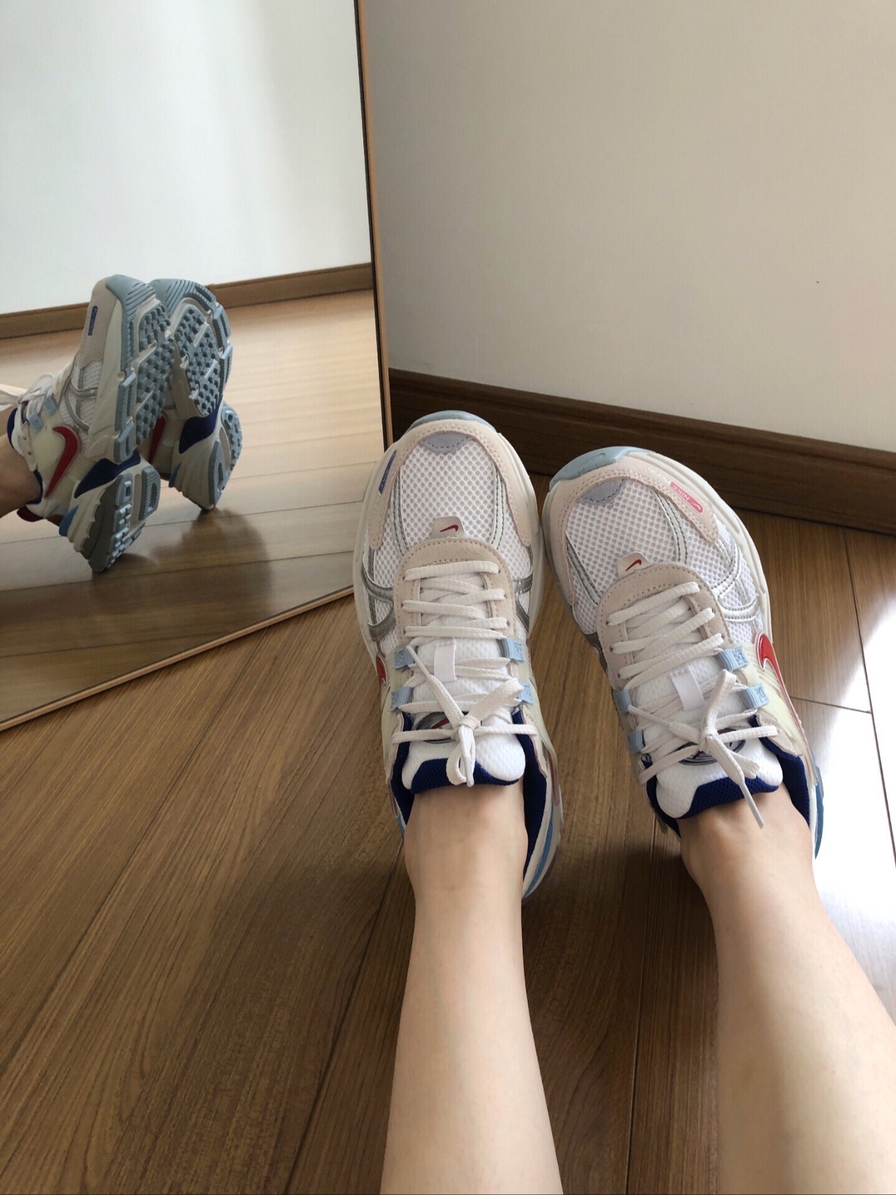 나이키 V2K 런 메탈릭 실버 짐 레드 착용 스타일 - 3
