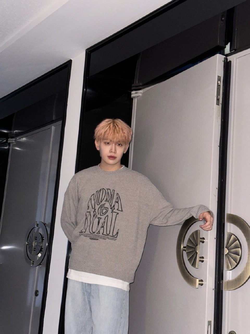 NOMANUAL S.N.A Knit Long Sleeve Oatmeal 착용 스타일 - 3