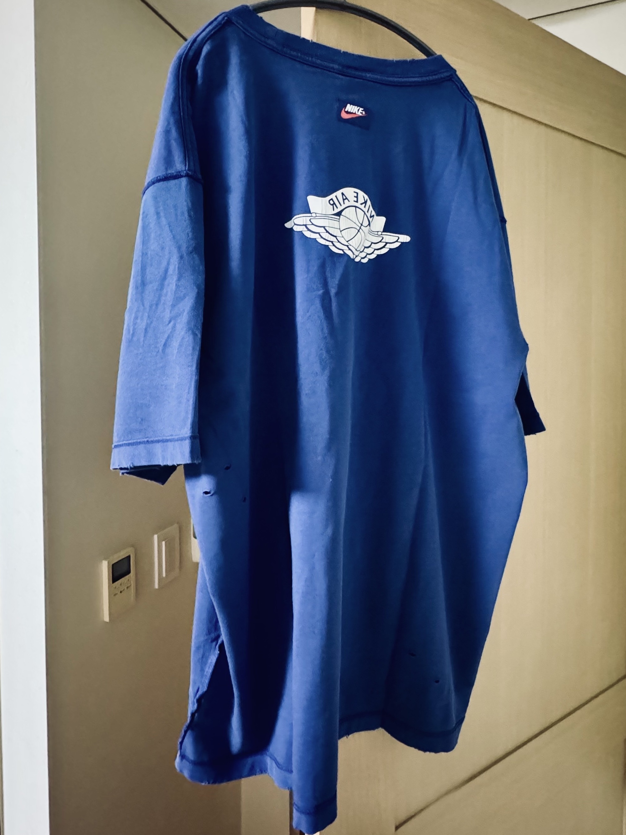 Jordan Rare Air T-Shirt Deep Royal (IB3130-485), Jordan Rare Air T-Shirt Chile Red (IB3130-673) 착용 스타일 - 2