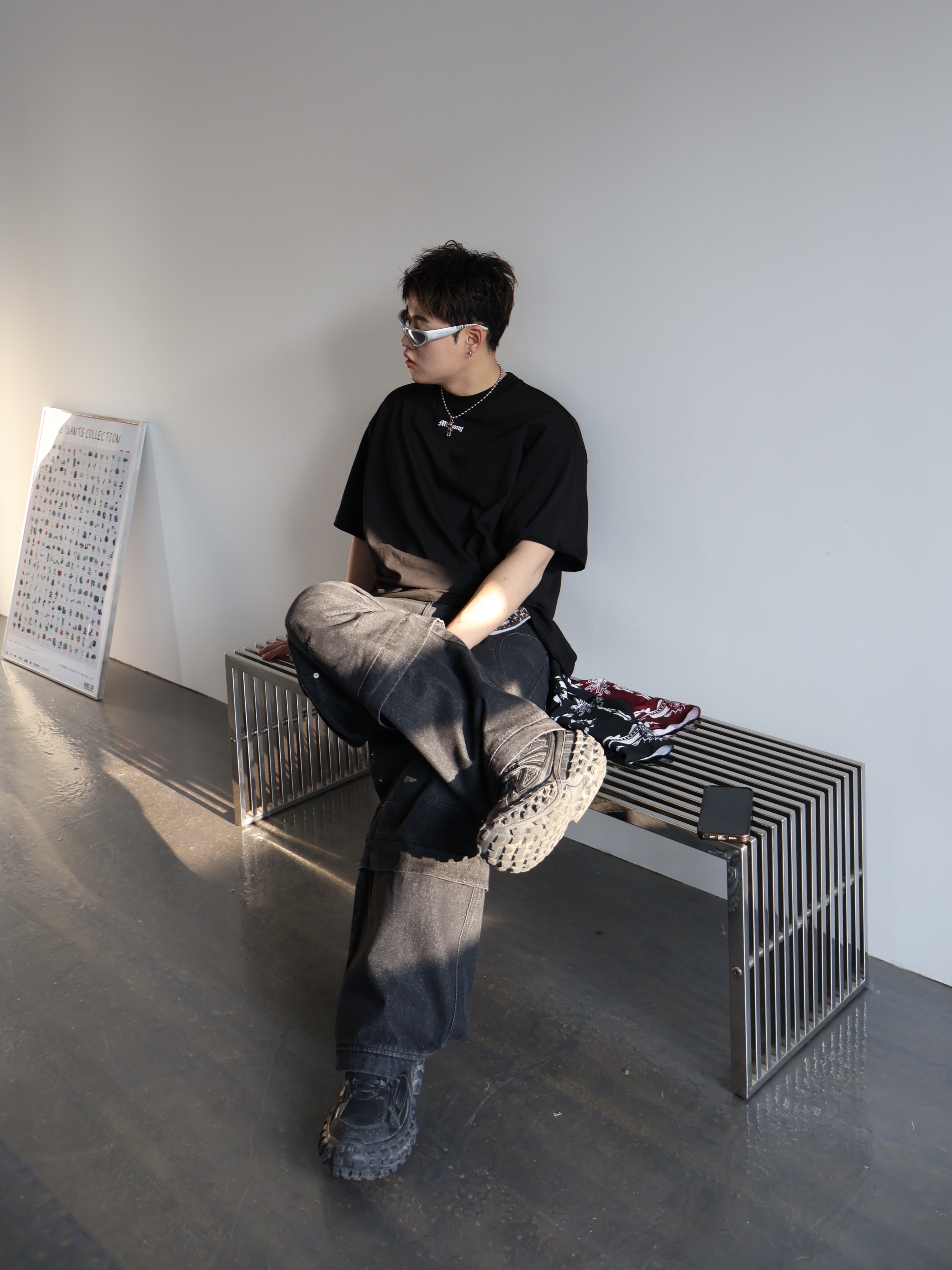 발렌시아가 디펜더 스니커즈 블랙 착용 스타일 - 1