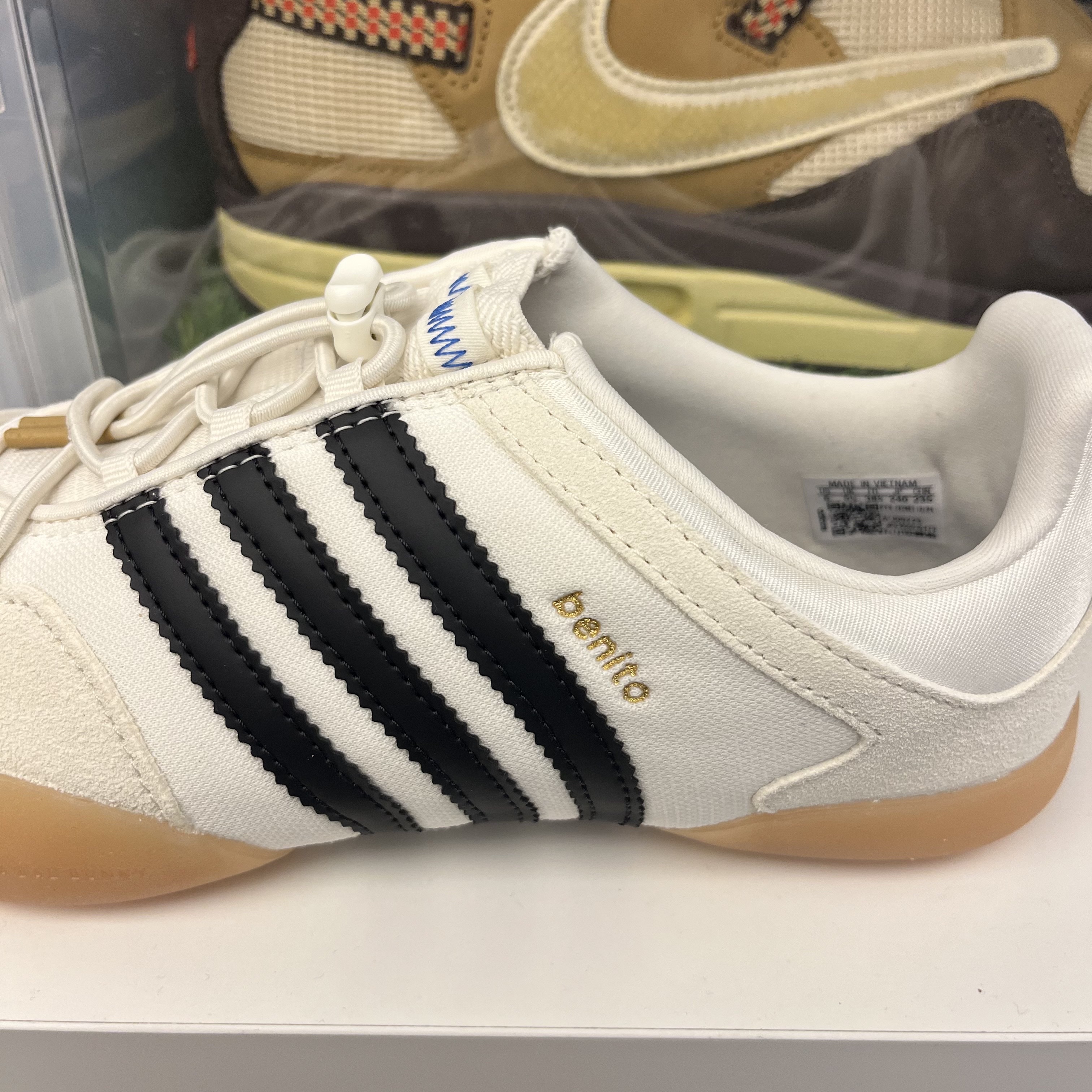 Adidas x Bad Bunny Ballerina Off White Core Black 착용 스타일 - 2