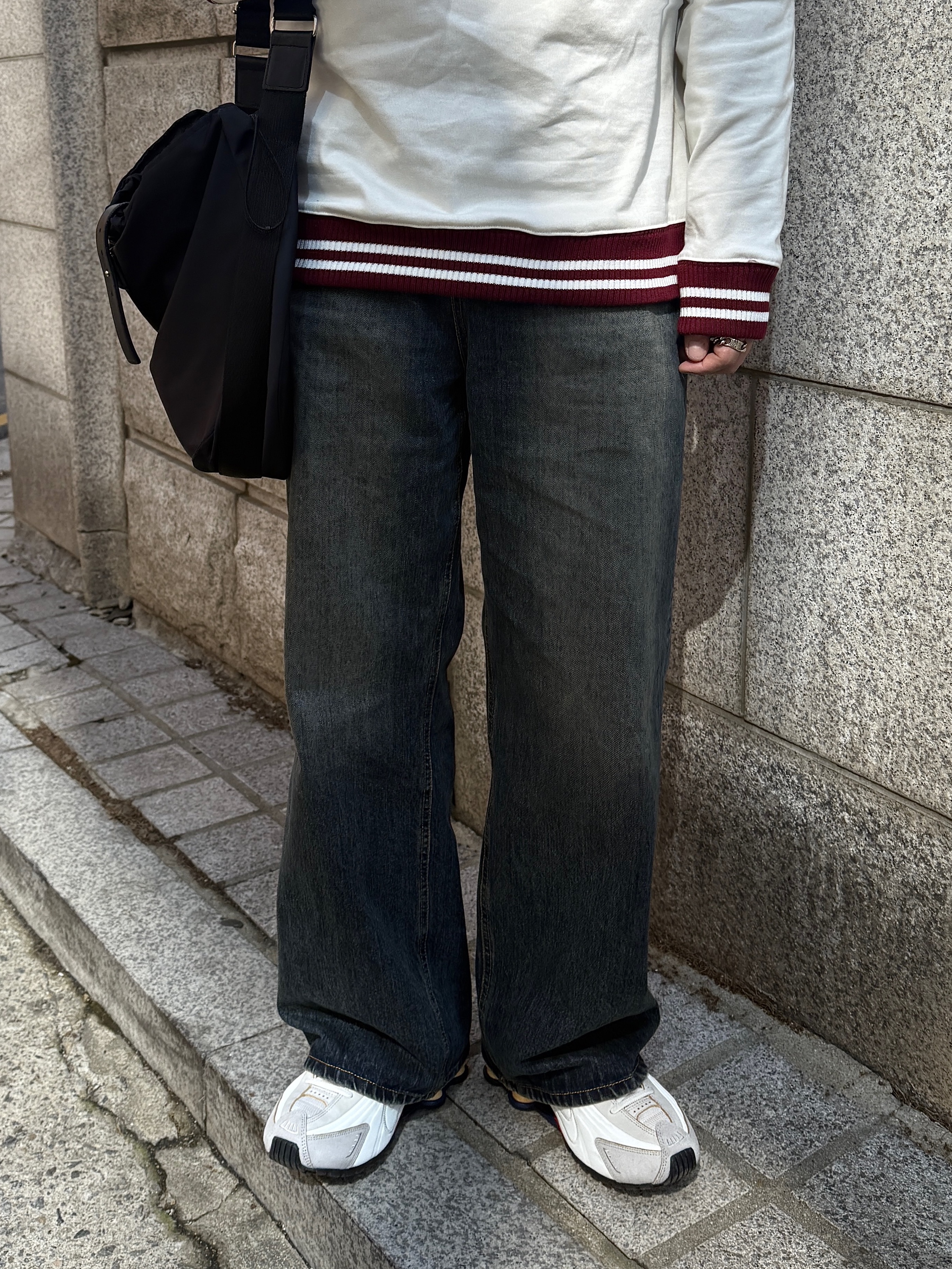 Nike Shox R4 PRM Light Iron Ore and Phantom 착용 스타일 - 2