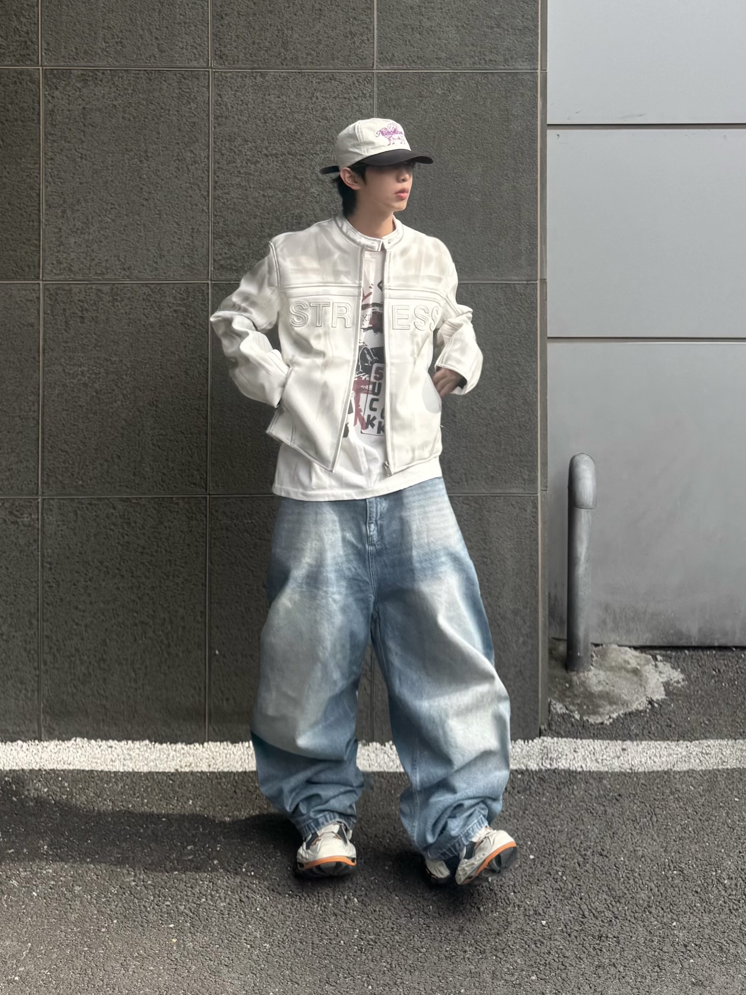 NOD Wide Baggy Denim pants Mid blue, Peaceminusone x Joopiter Five-Panel Baseball Cap White Purple 착용 스타일 - 1