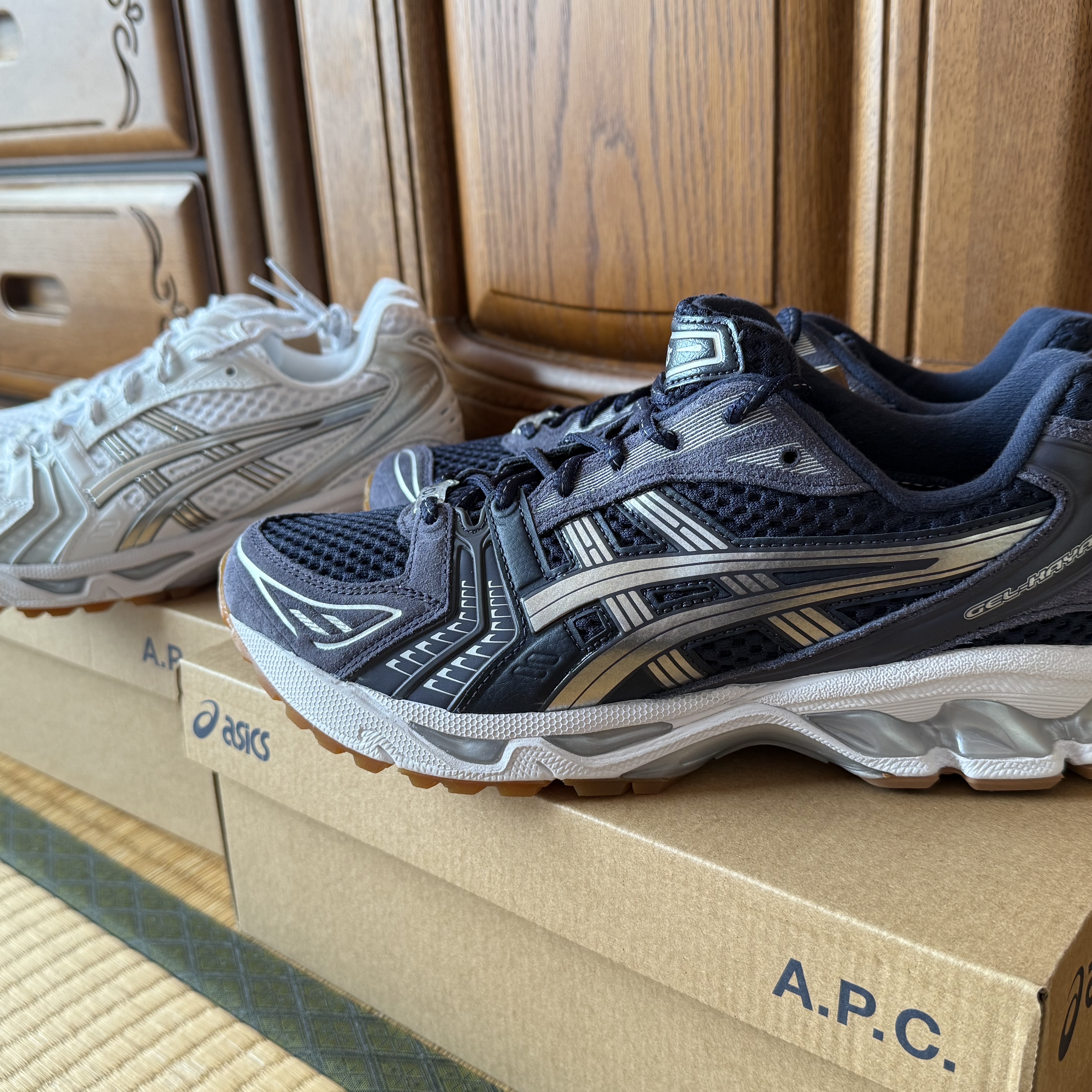 Asics x A.P.C. Gel-Kayano 14 White Pure Silver 착용 스타일 - 4