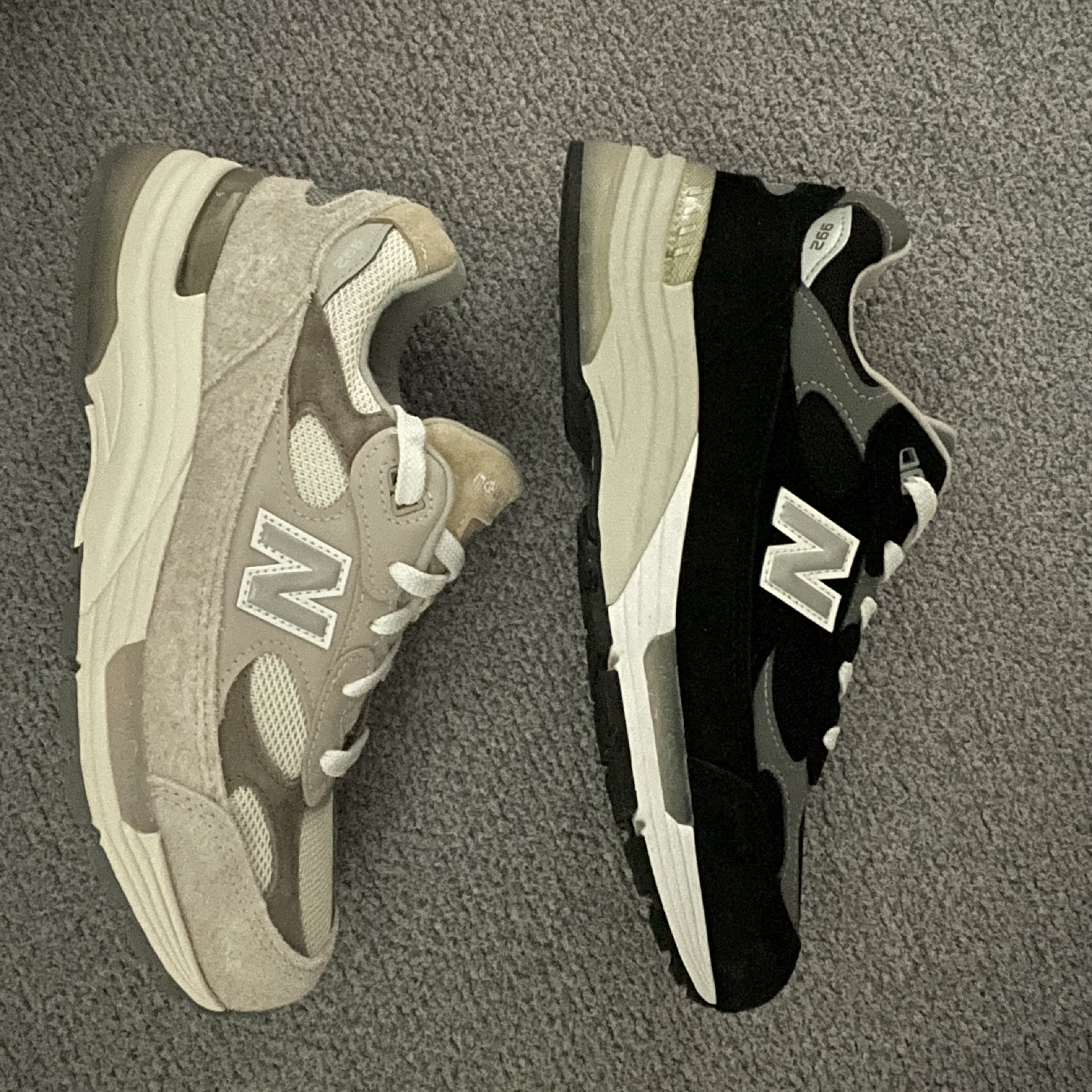 뉴발란스 992 메이드 인 USA 문락 머쉬룸, 뉴발란스 992 메이드 인 USA 블랙 그레이 착용 스타일 - 2