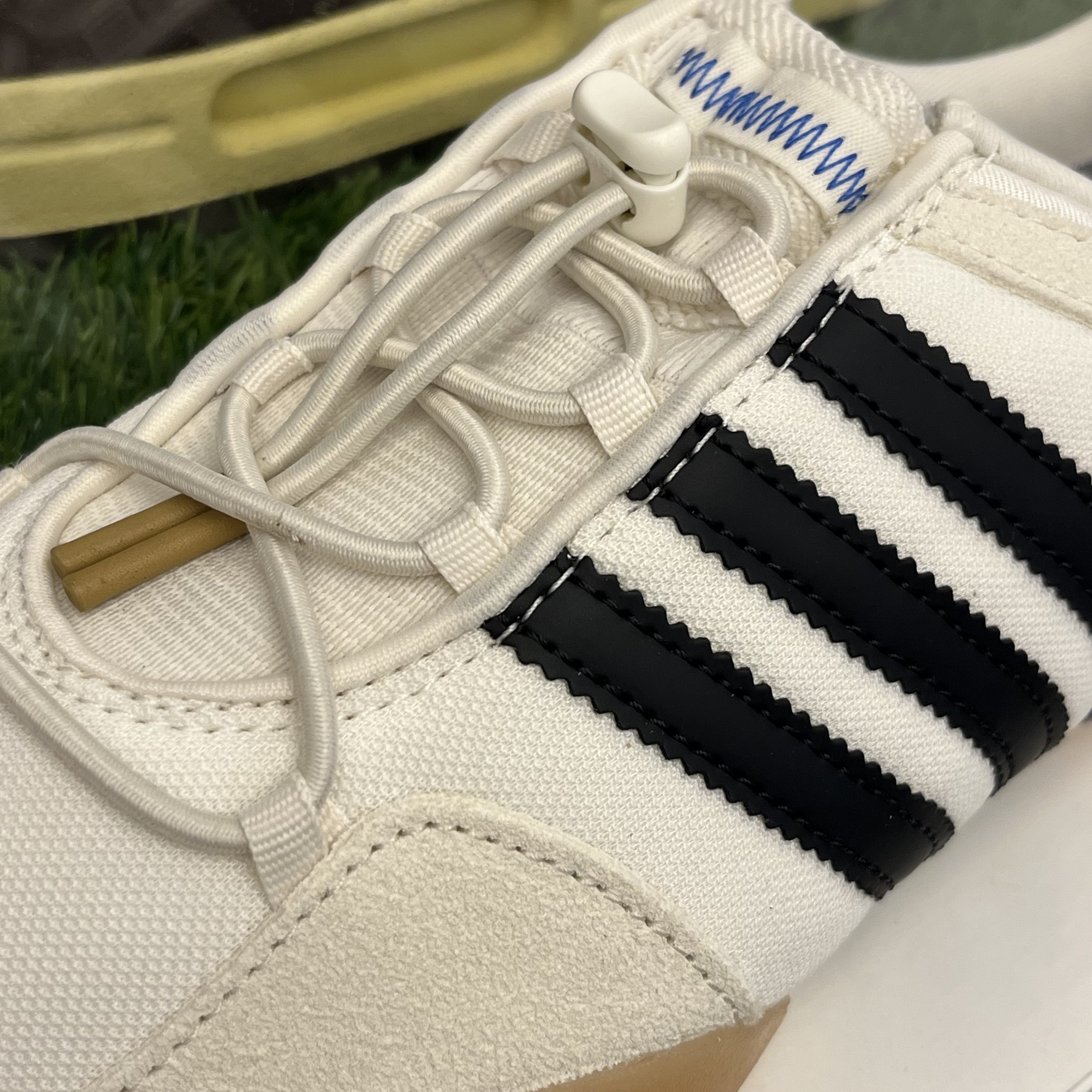 Adidas x Bad Bunny Ballerina Off White Core Black 착용 스타일 - 1