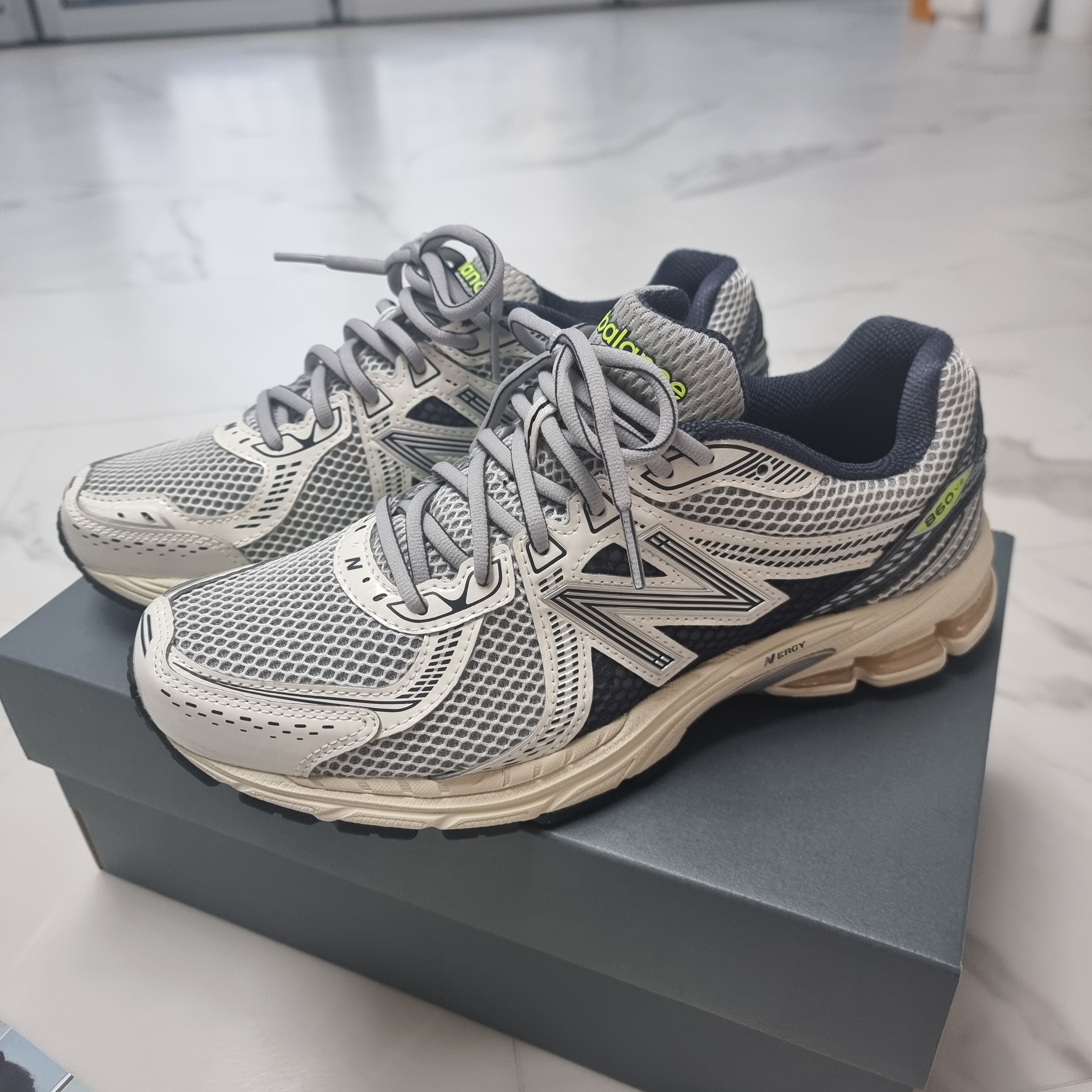 New Balance 860v2 Navy 착용 스타일