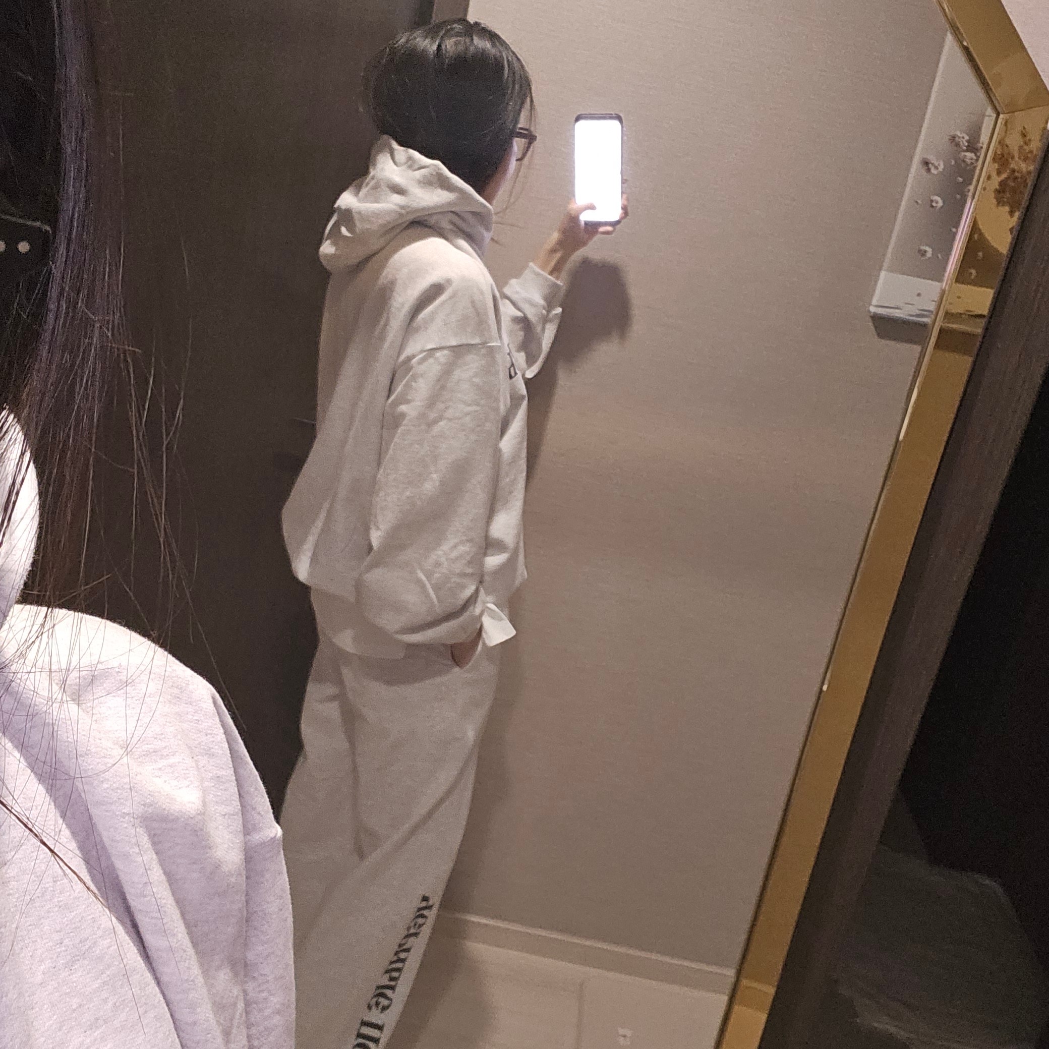 이지 x 고샤 루브친스키 YZY 블랙 독스 후드 헤더 그레이, 이지 x 고샤 루브친스키 YZY 블랙 독스 조거 헤더 그레이 착용 스타일 - 2