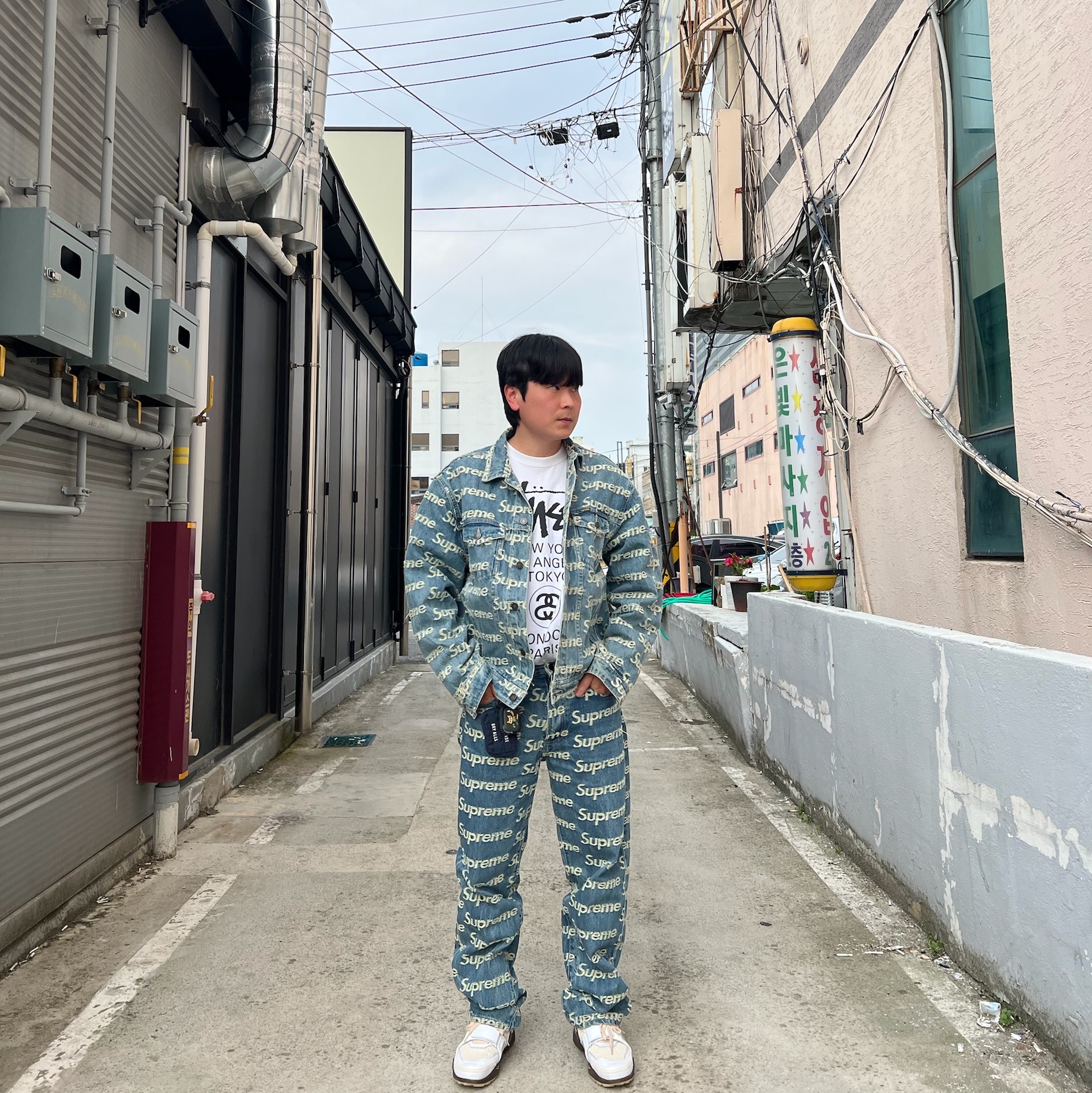 슈프림 프레이드 로고 데님 트러커 자켓 블루 - 21SS, 슈프림 프레이드 로고 레귤러 진 블루 - 21SS 착용 스타일 - 2
