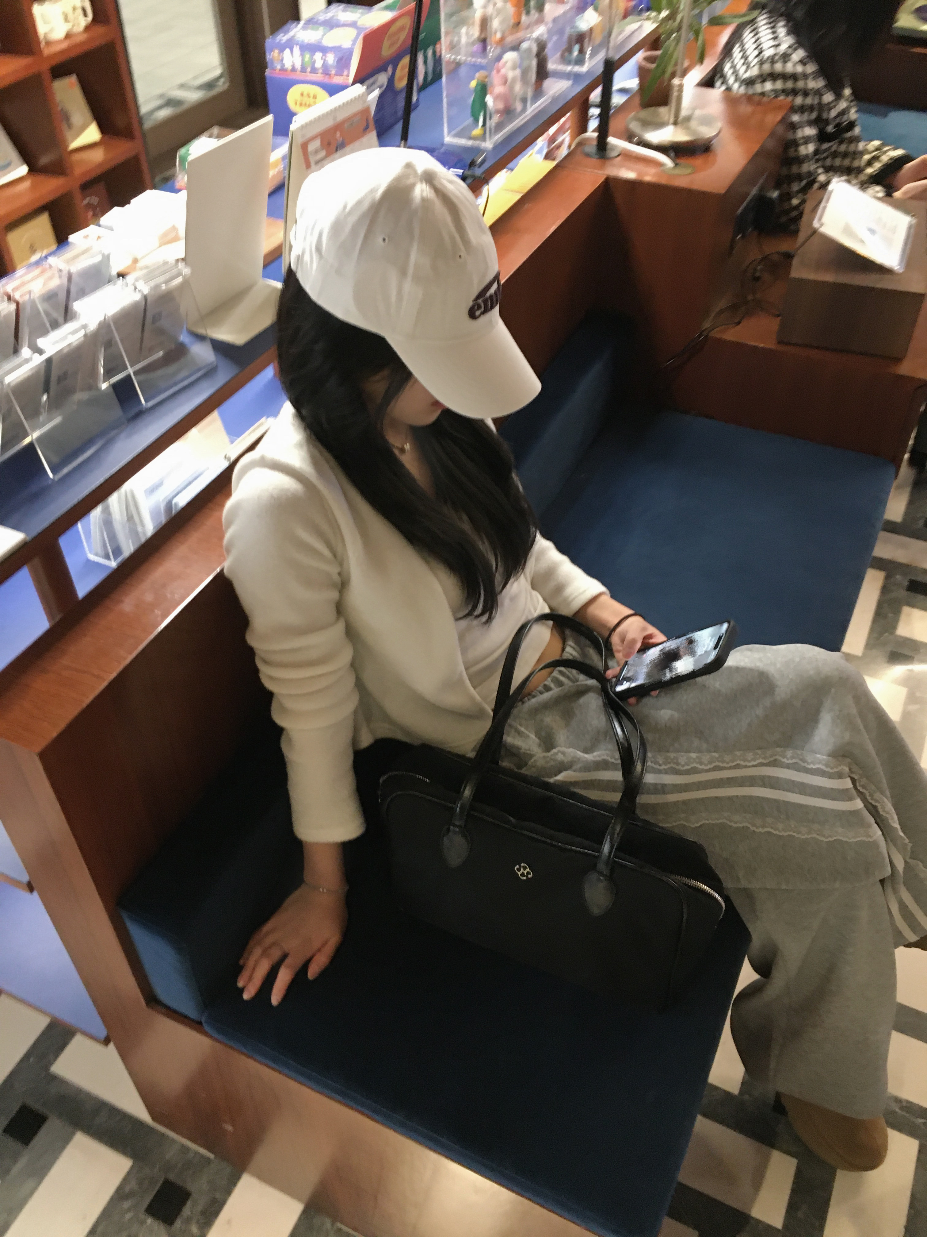Emis New Logo Emis Cap White, [예약배송] Heeari Aurora Shirring Bag Black 착용 스타일 - 4