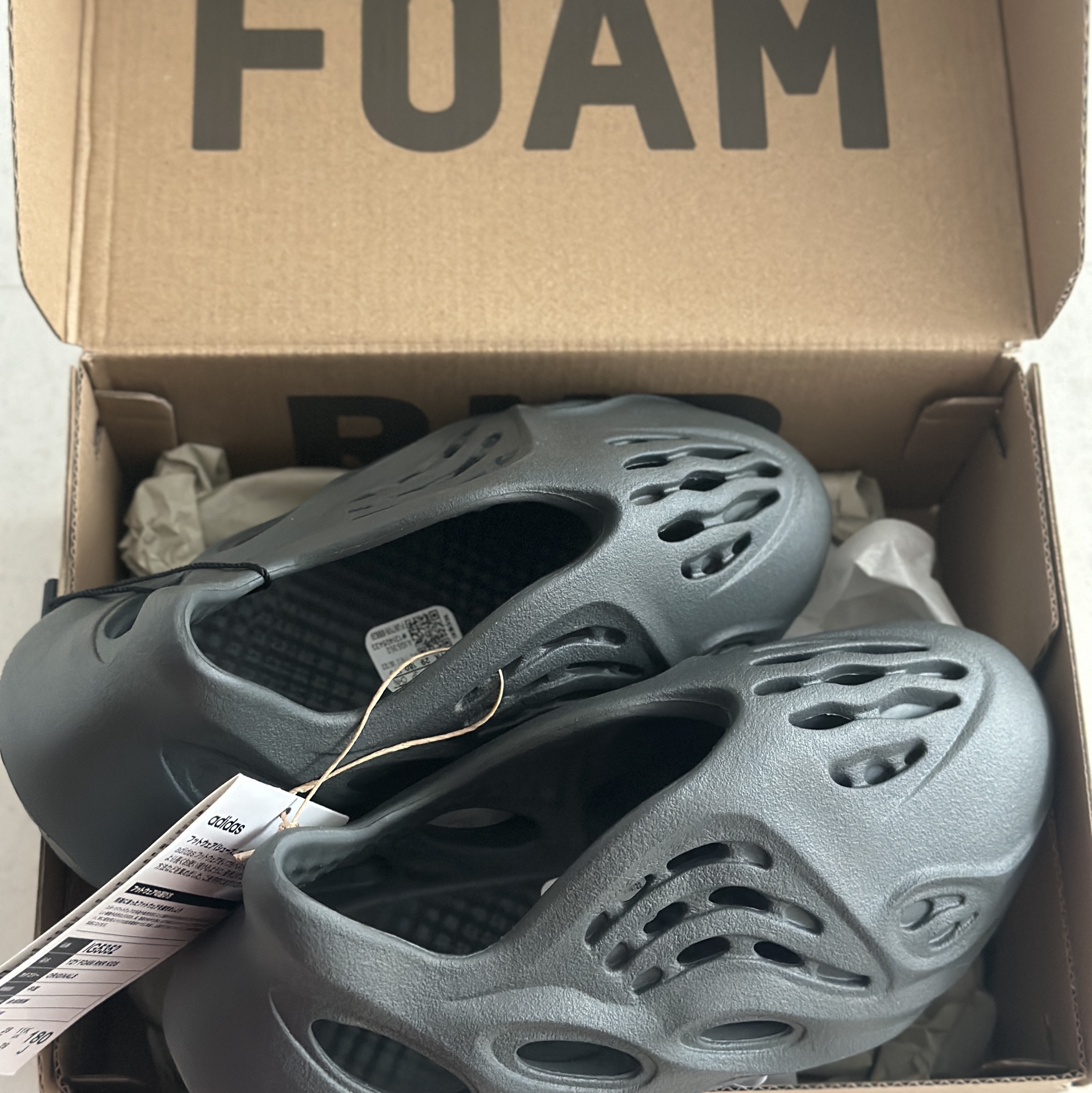 (Kids) Adidas Yeezy Foam RNNR Carbon 착용 스타일