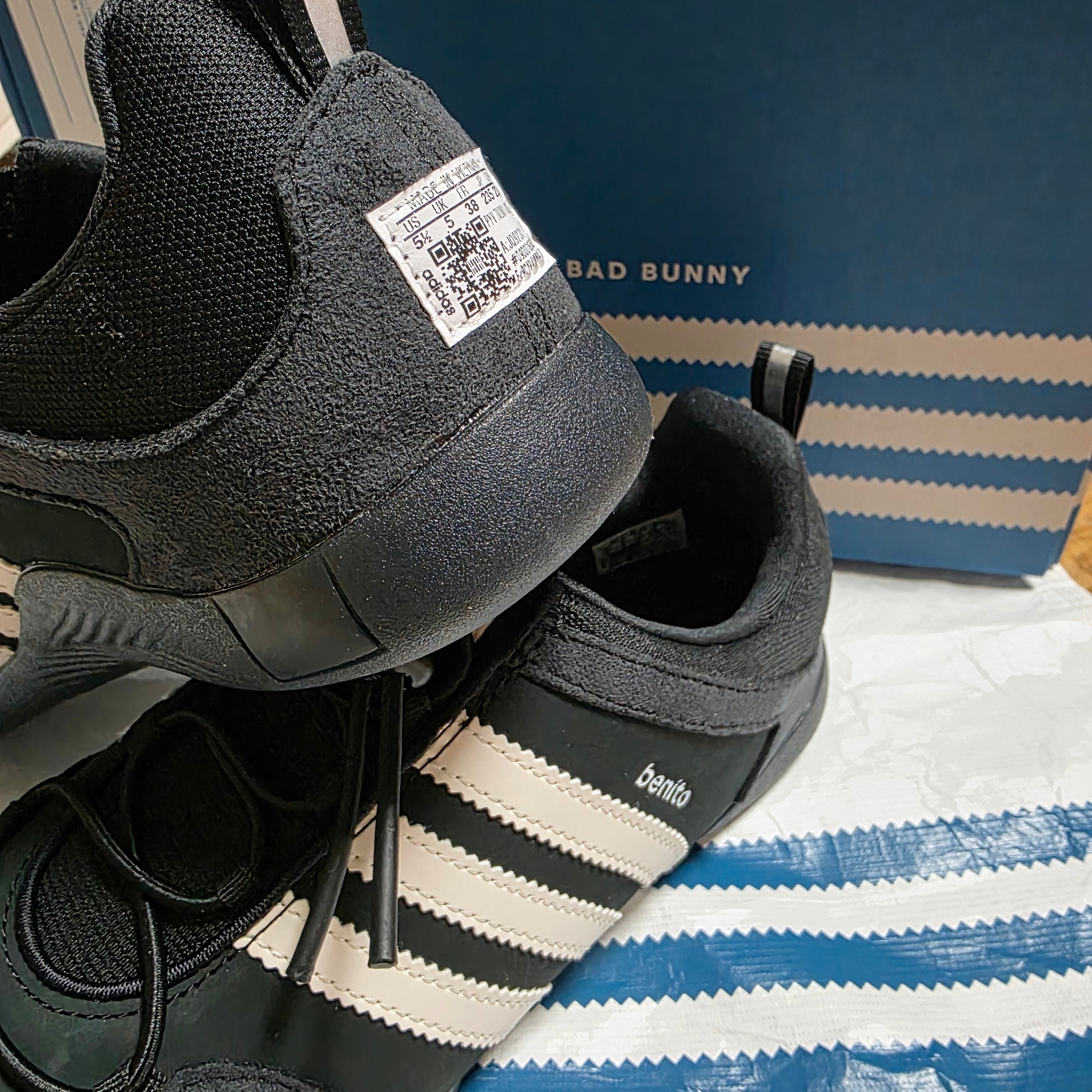 Adidas x Bad Bunny Ballerina Core Black Chalk White 착용 스타일 - 2